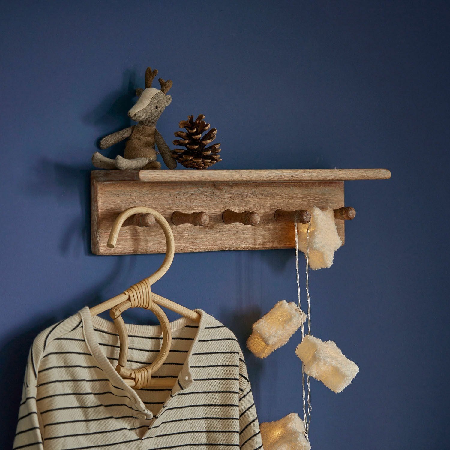 Estante de pared Norellan Perchero de pared de madera con ganchos, peluche de reno y luces decorativas en pared azul