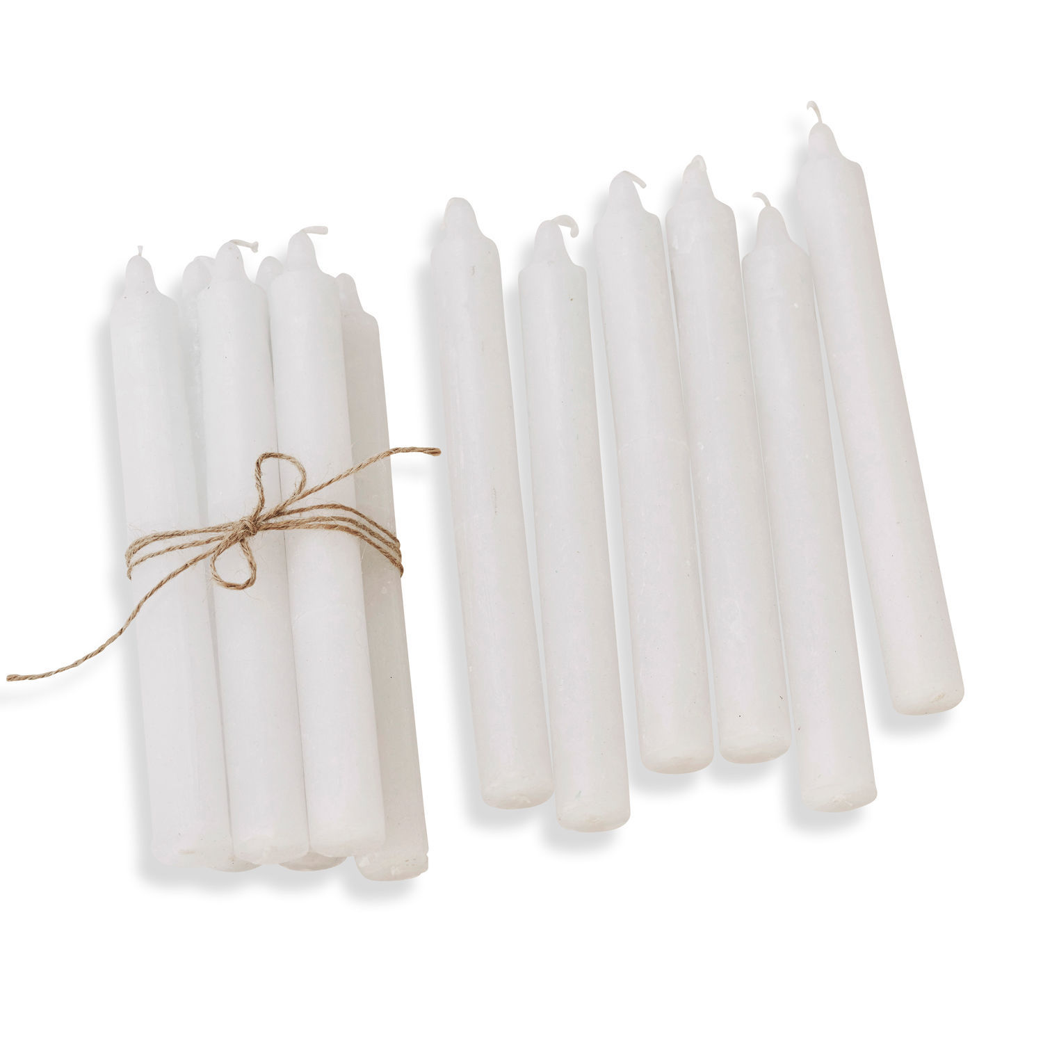 Conjunto de velas blancas de cera atadas con cuerda, decoración e iluminación para el hogar