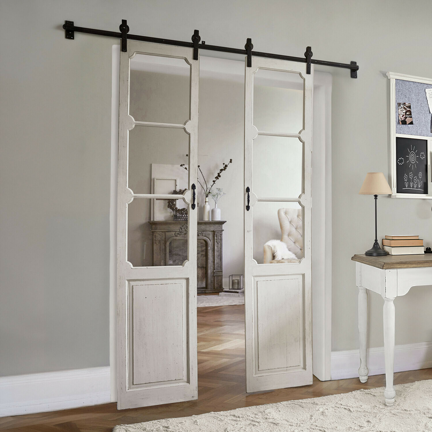 Doble puerta corredera Tibout Puerta corredera de madera blanca con espejo estilo vintage en salón decorado con escritorio y lámpara