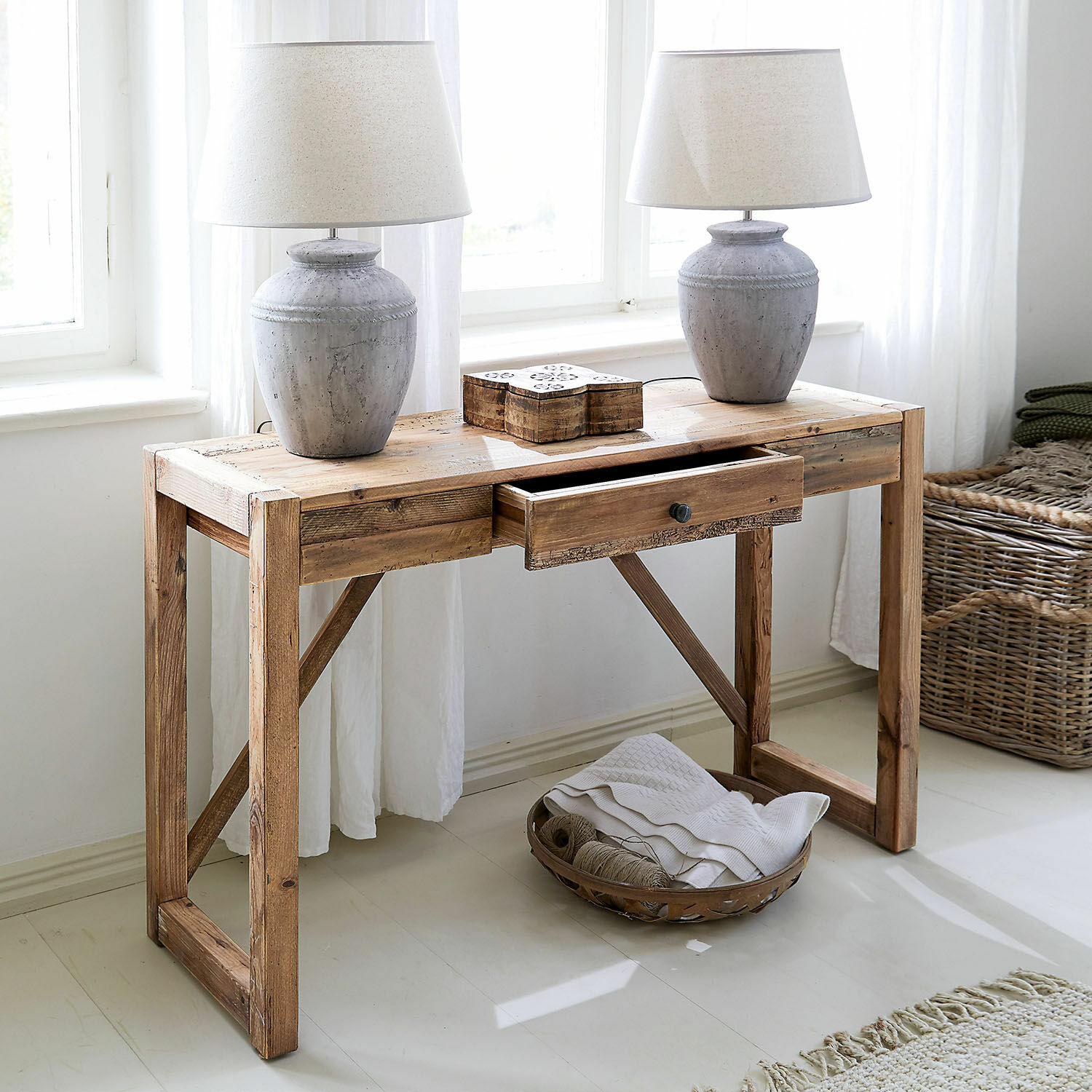 Consola Contoire Consola de madera con cajón y dos lámparas de cerámica gris en habitación luminosa