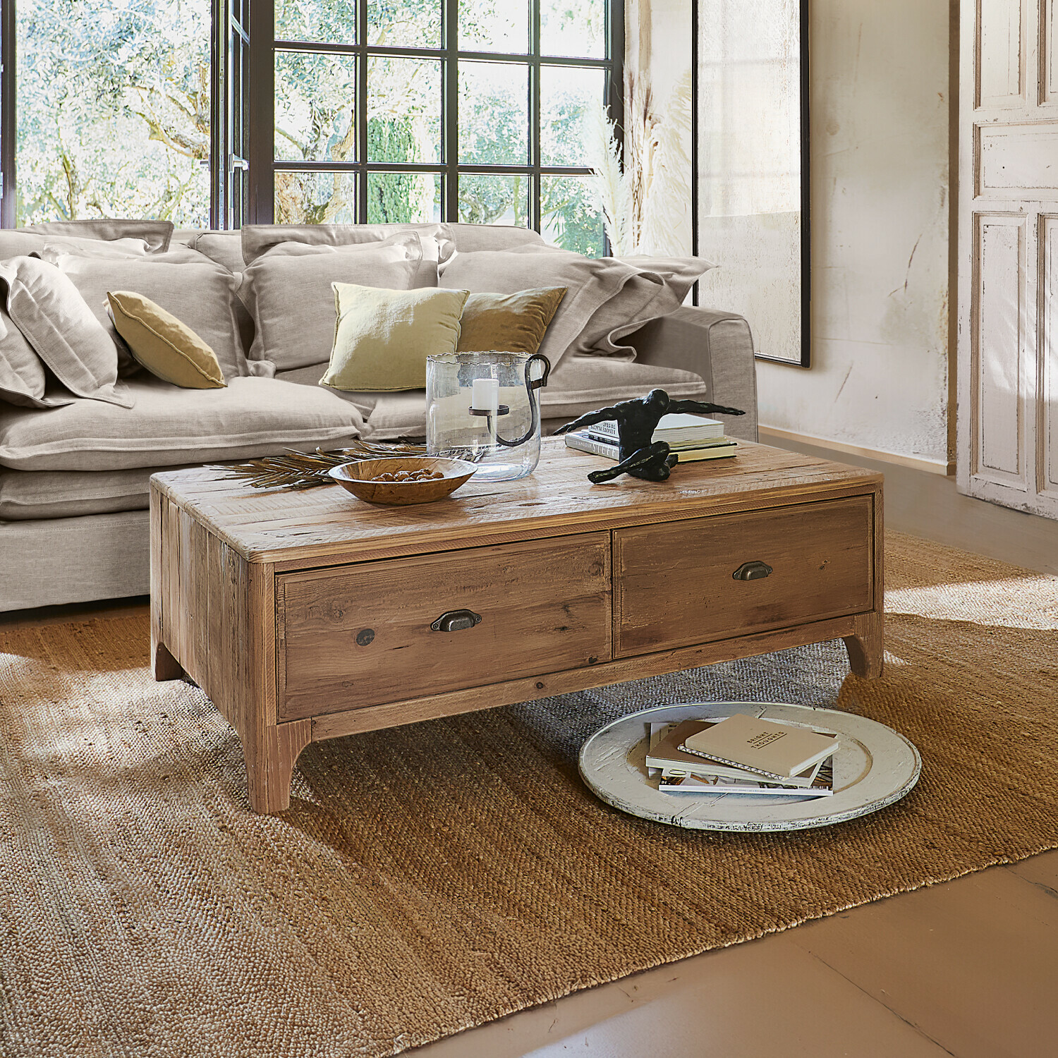 Mesa de centro Wittfield Mesa de centro de madera natural con cajones sobre alfombra en sala luminosa con sofá blanco