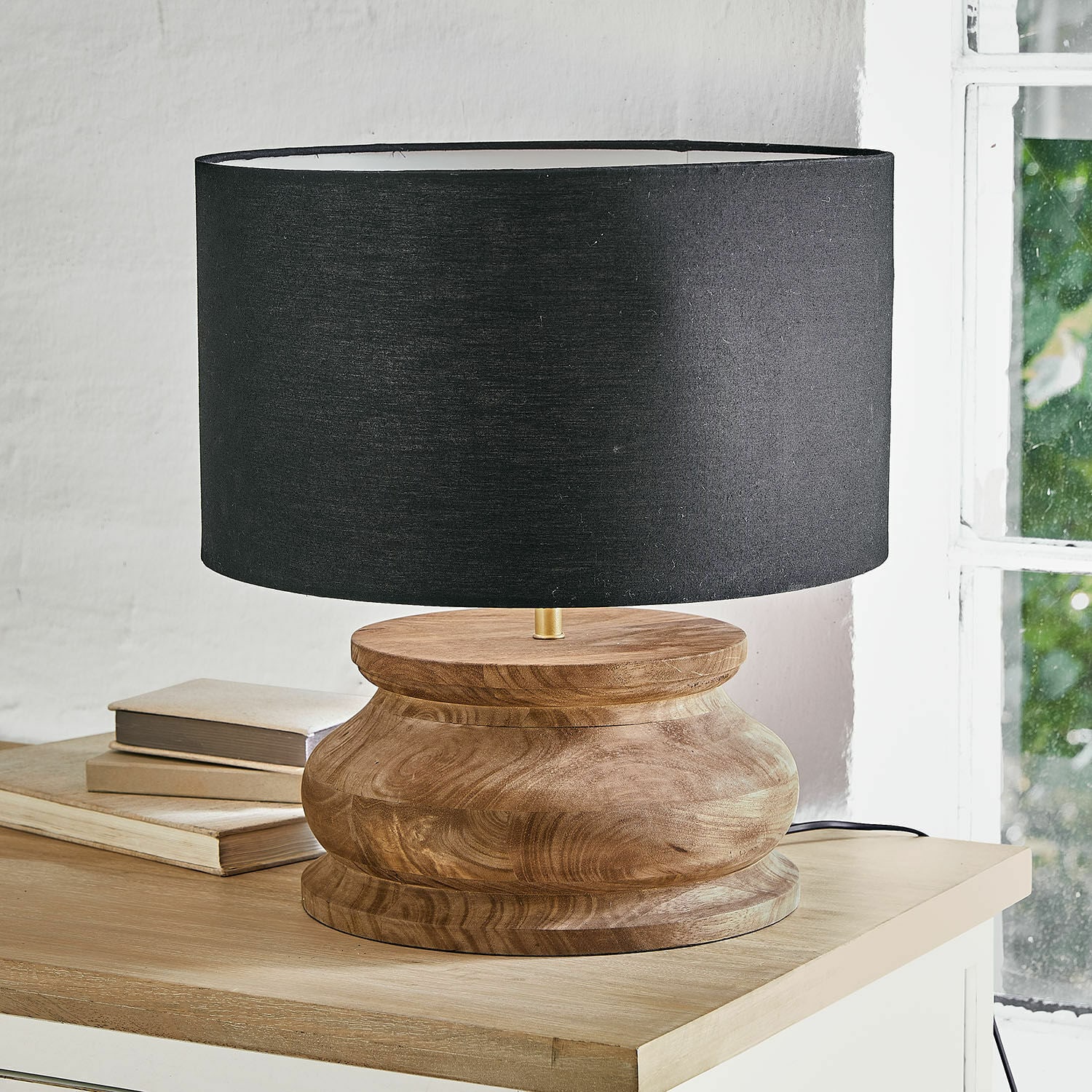 Lámpara de mesa Thérandon Lámpara de mesa con base de madera y pantalla negra, diseño moderno para salón
