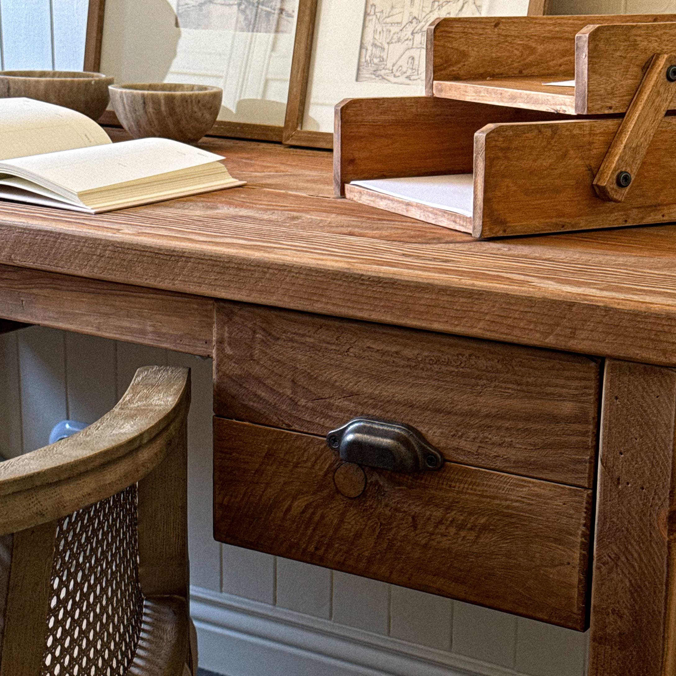 Organizador de escritorio de madera natural con dos compartimentos y cajón abierto para papeles