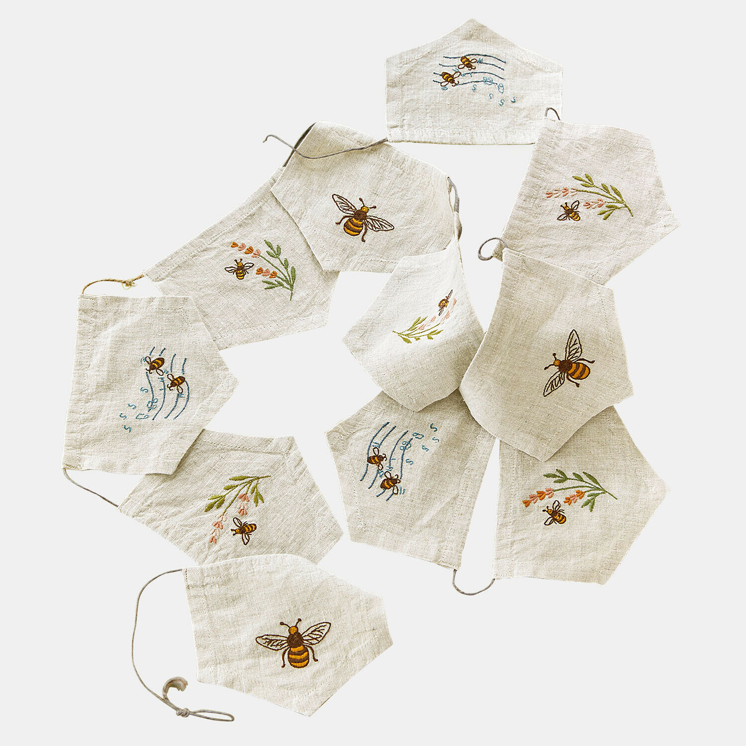 Guirnalda de banderines Fluttery Mascarillas de lino color claro con bordados de abejas y motivos florales, conjunto decorativo natural