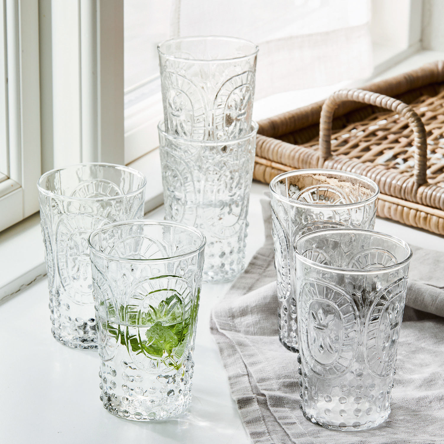 Juego de seis vasos transparentes con diseño decorativo, ideales para bebidas en casa