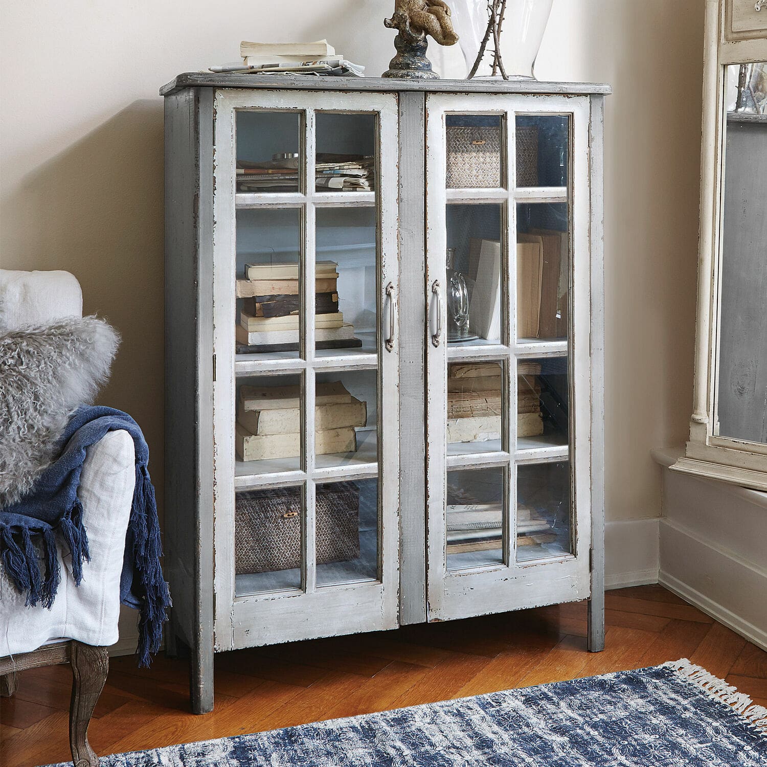 Cómoda Sherman Vitrina de madera gris con puertas de cristal y acabado envejecido estilo vintage