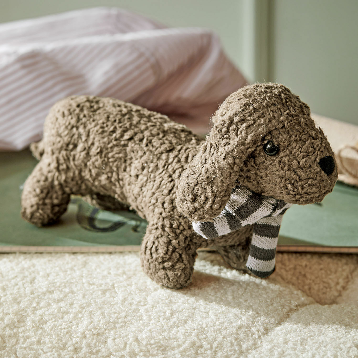 Peluche sonajero Frolicks Perro de peluche marrón de material suave con bufanda a rayas gris y blanca, decoración infantil