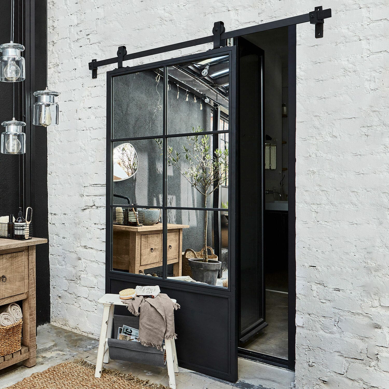 Puerta corredera Bonnaire Puerta corredera negra de metal con espejo estilo industrial para interiores modernos