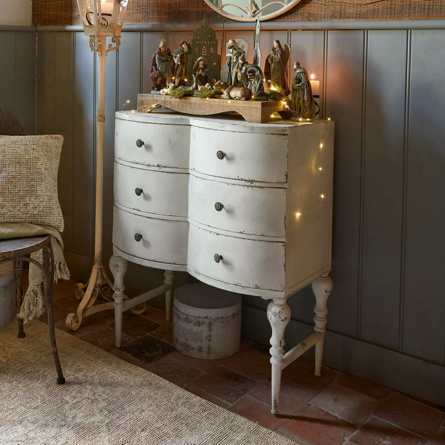 Cómoda Douce Vallée Cómoda blanca de metal vintage con seis cajones, decoración navideña y luces LED