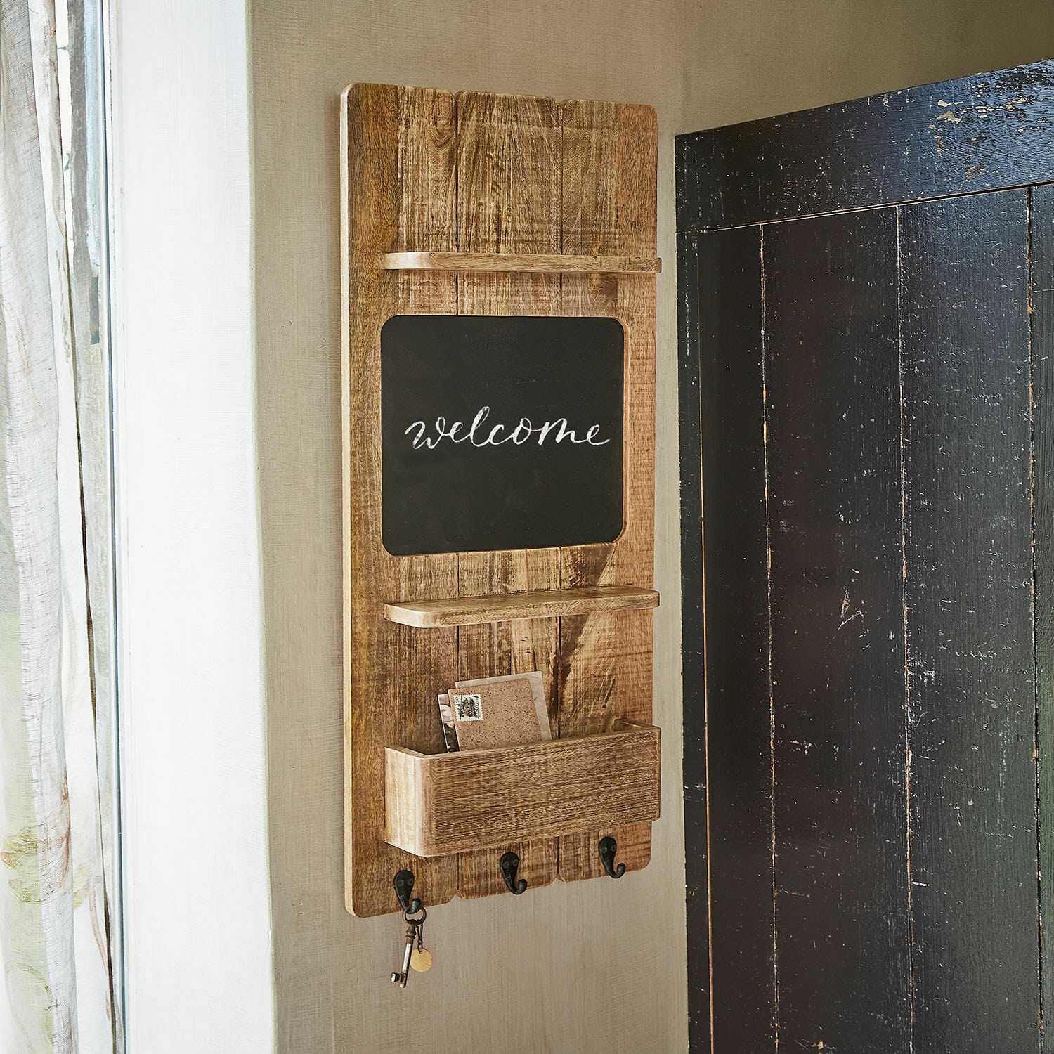Organizador de pared Seraphique Tablero de madera con pizarra negra, estantes y ganchos para llaves en el recibidor
