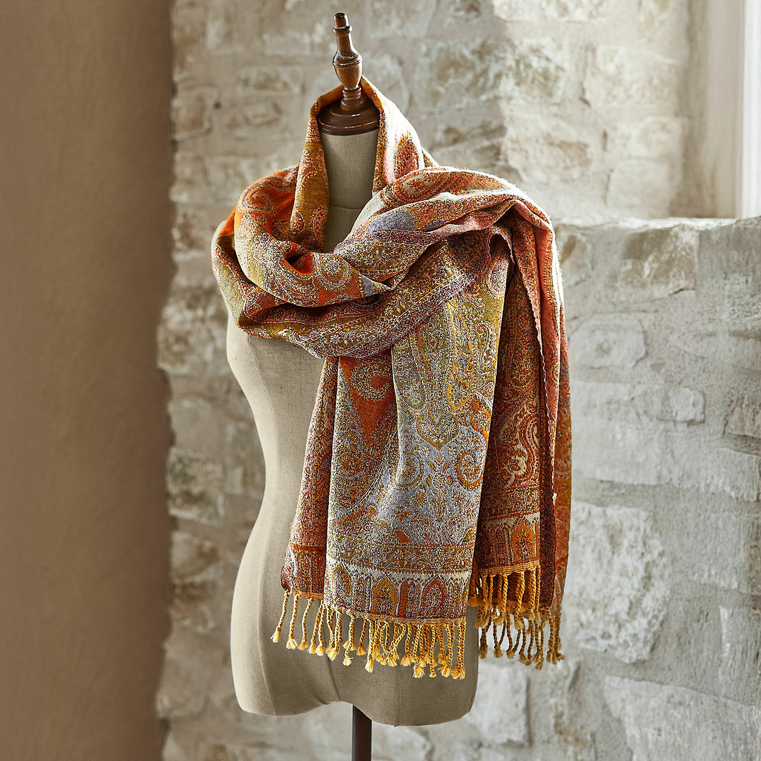 Chal Kifah Gran chal con diseño paisley en tonos cálidos naranja y amarillo, tejido suave con flecos