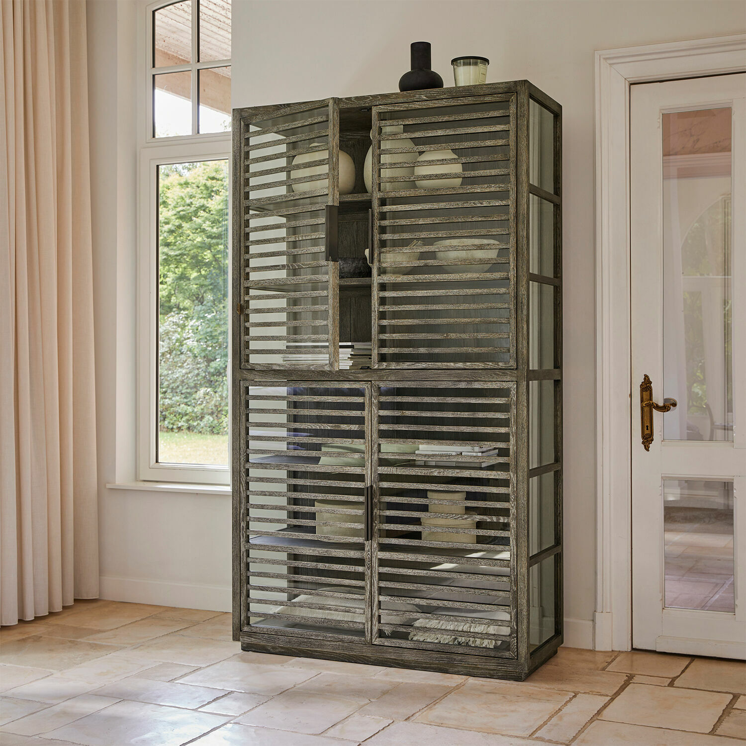 Armario Trowbridge Vitrina de madera gris con puertas de cristal y listones horizontales, mueble moderno para salón