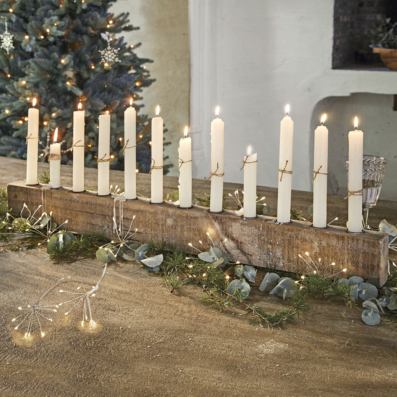Portavelas Nicky Candelabro de madera con 12 velas blancas, decorado con ramas verdes y luces LED