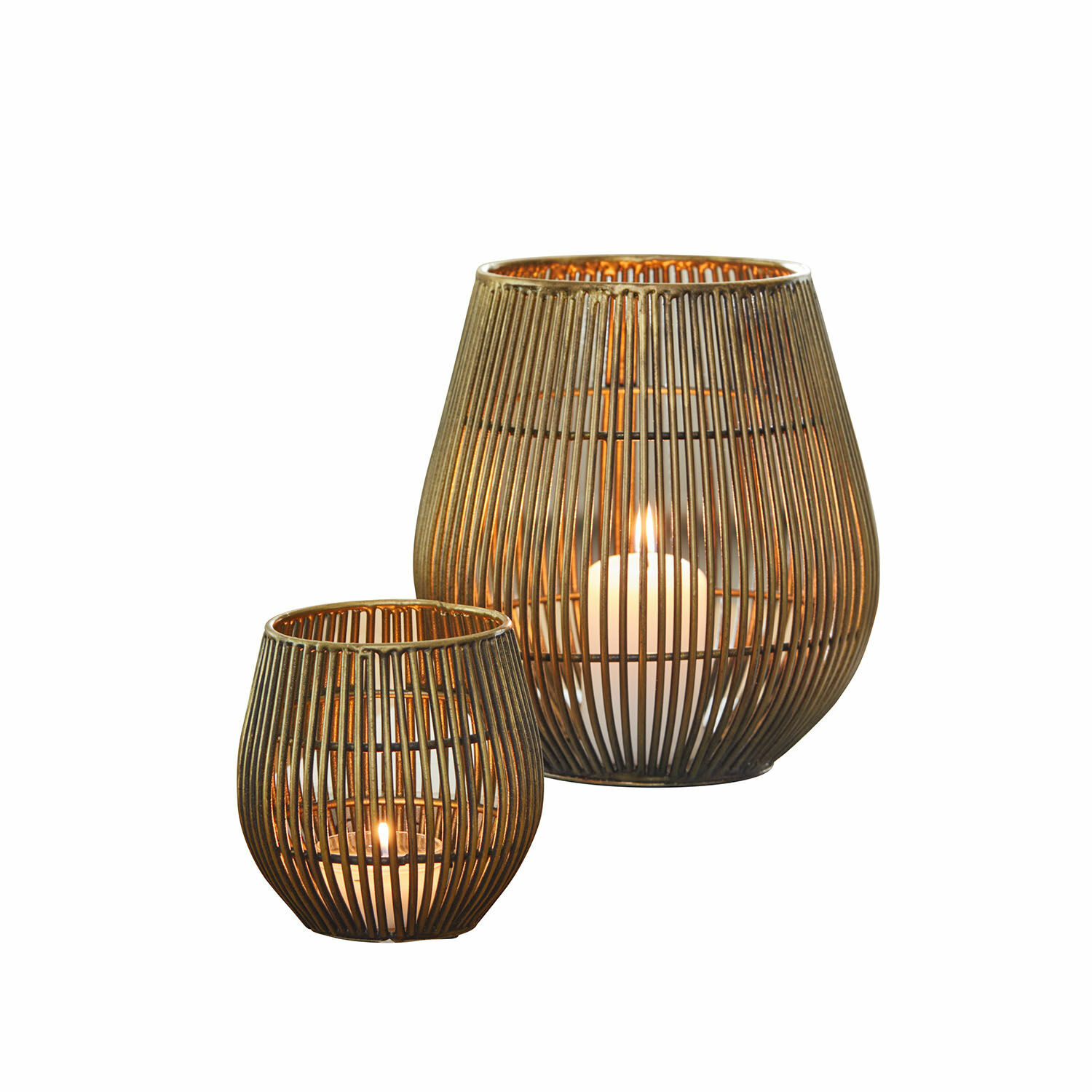 Set de 2 portavelas Pontarino Conjunto de dos faroles metálicos color latón con espacio para velas, decoración para interiores