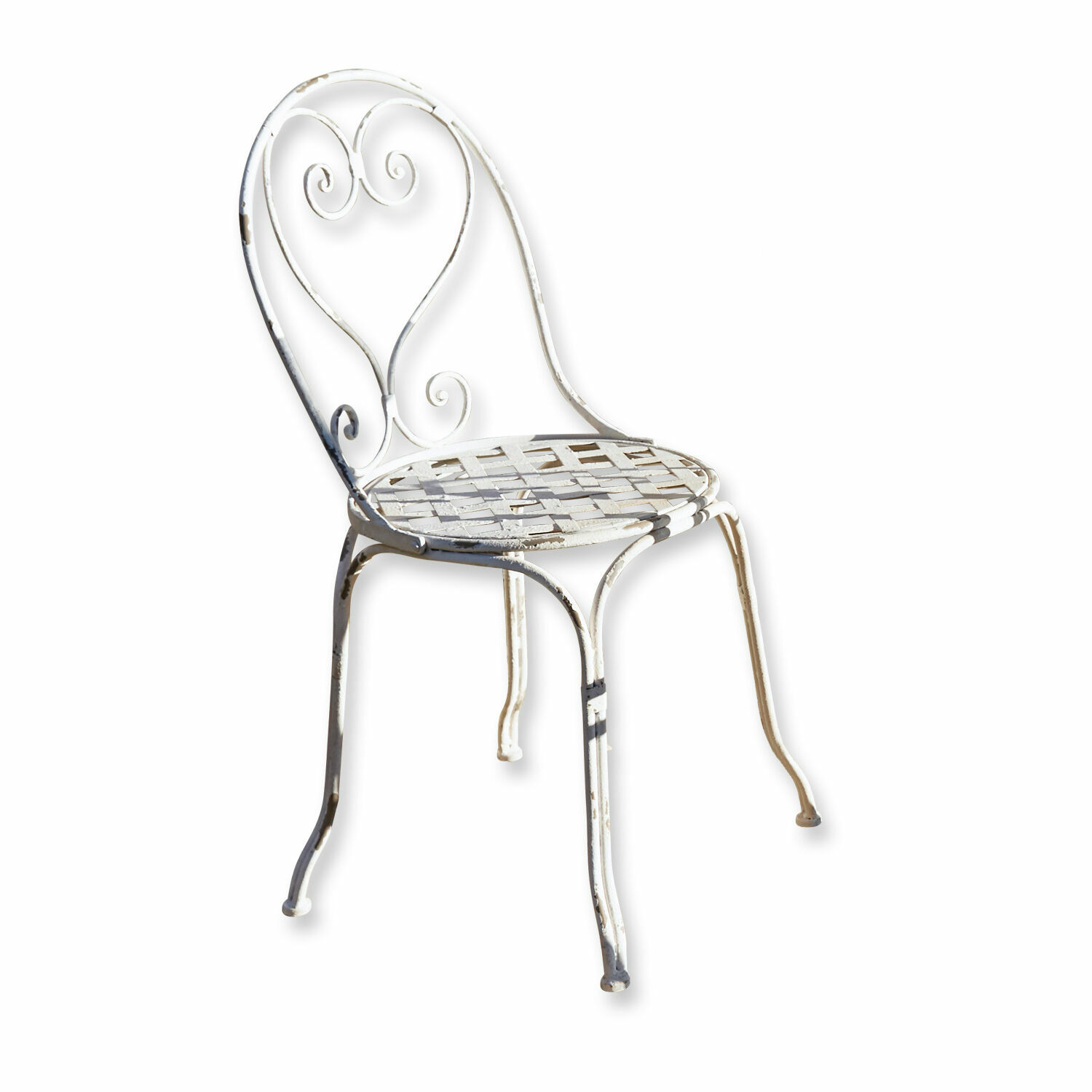 Silla de jardín de metal blanco con asiento calado y respaldo decorativo estilo vintage