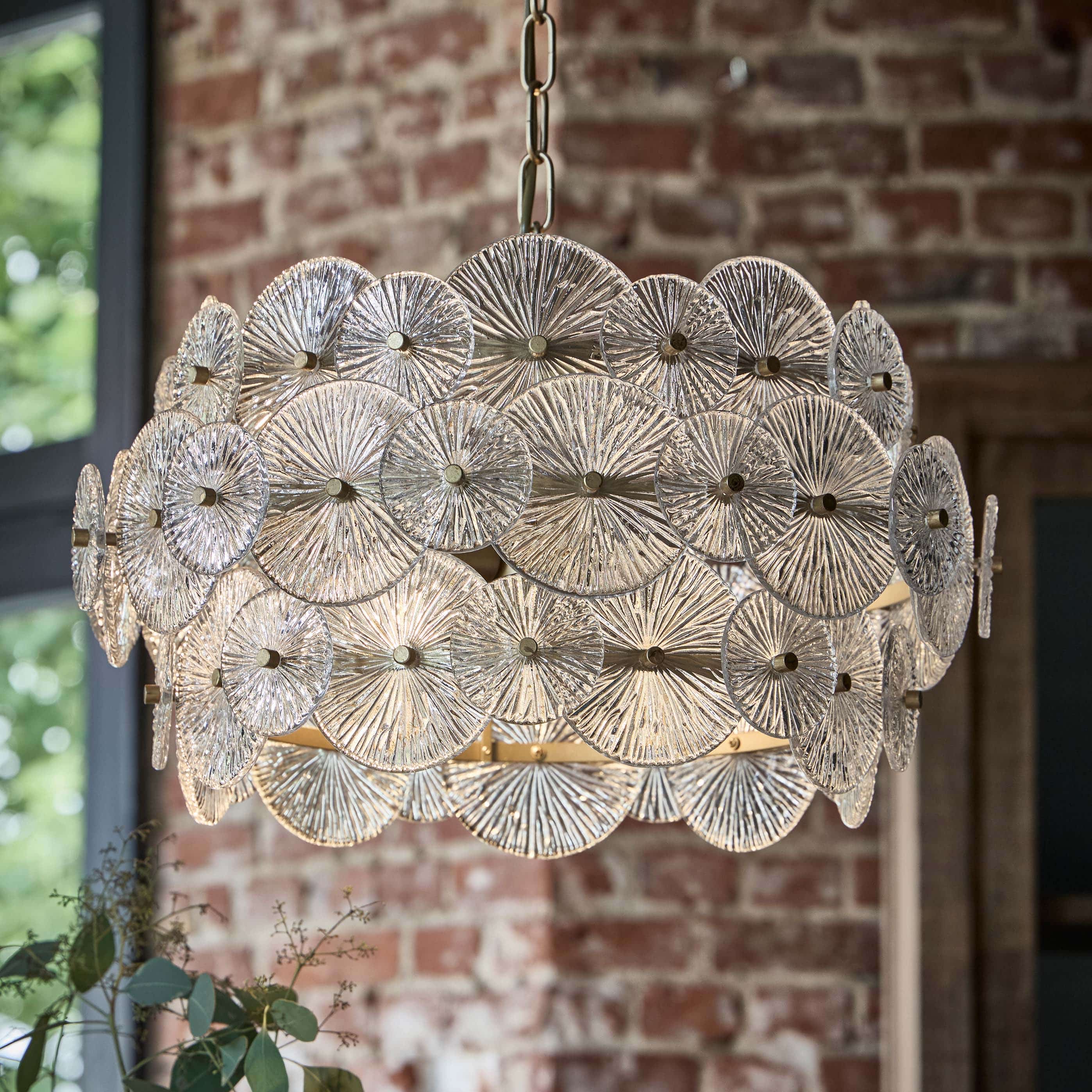 Lámpara colgante de vidrio transparente con patrones redondos y elementos metálicos, lámpara decorativa de techo