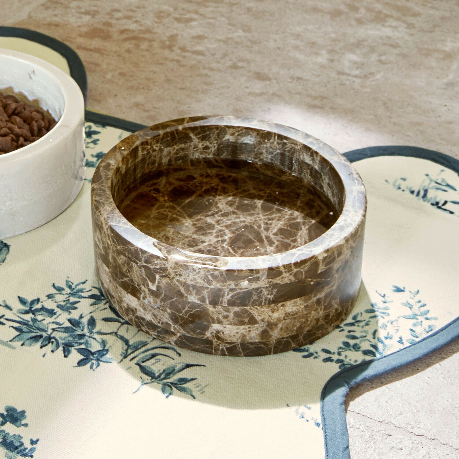 Cuenco redondo de mármol marrón para agua o comida de mascotas, diseño decorativo y resistente
