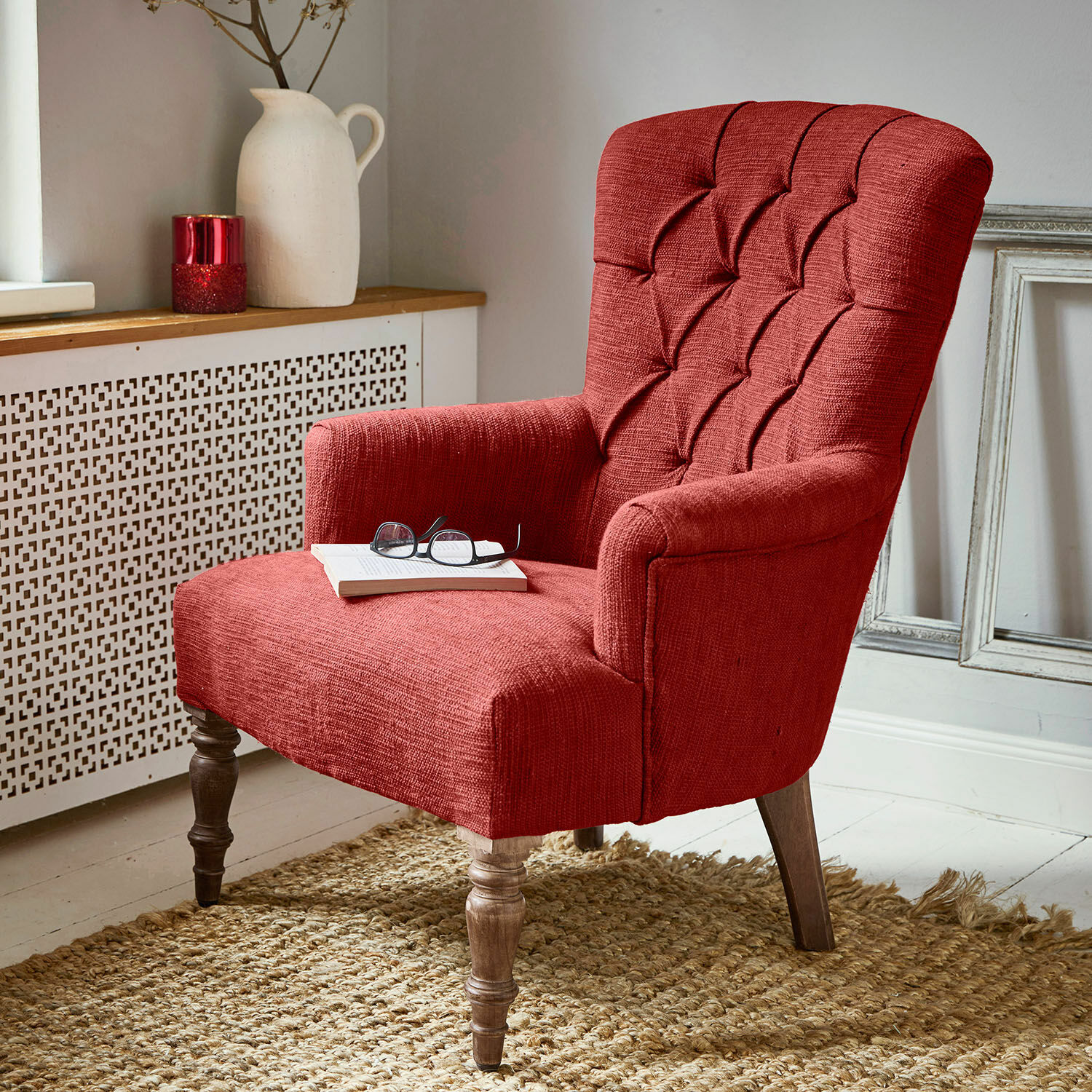 Sillón Hinsdale Sillón tapizado rojo con patas de madera sobre alfombra natural en sala de estar