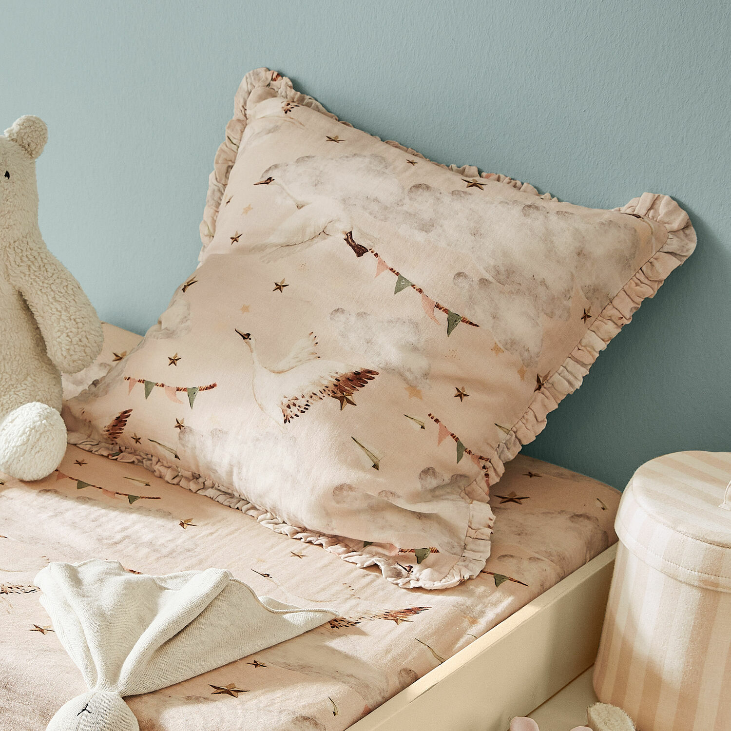 Funda de cojín Bellise Funda de cojín de algodón beige con diseño de aves y volante, ropa de cama infantil suave