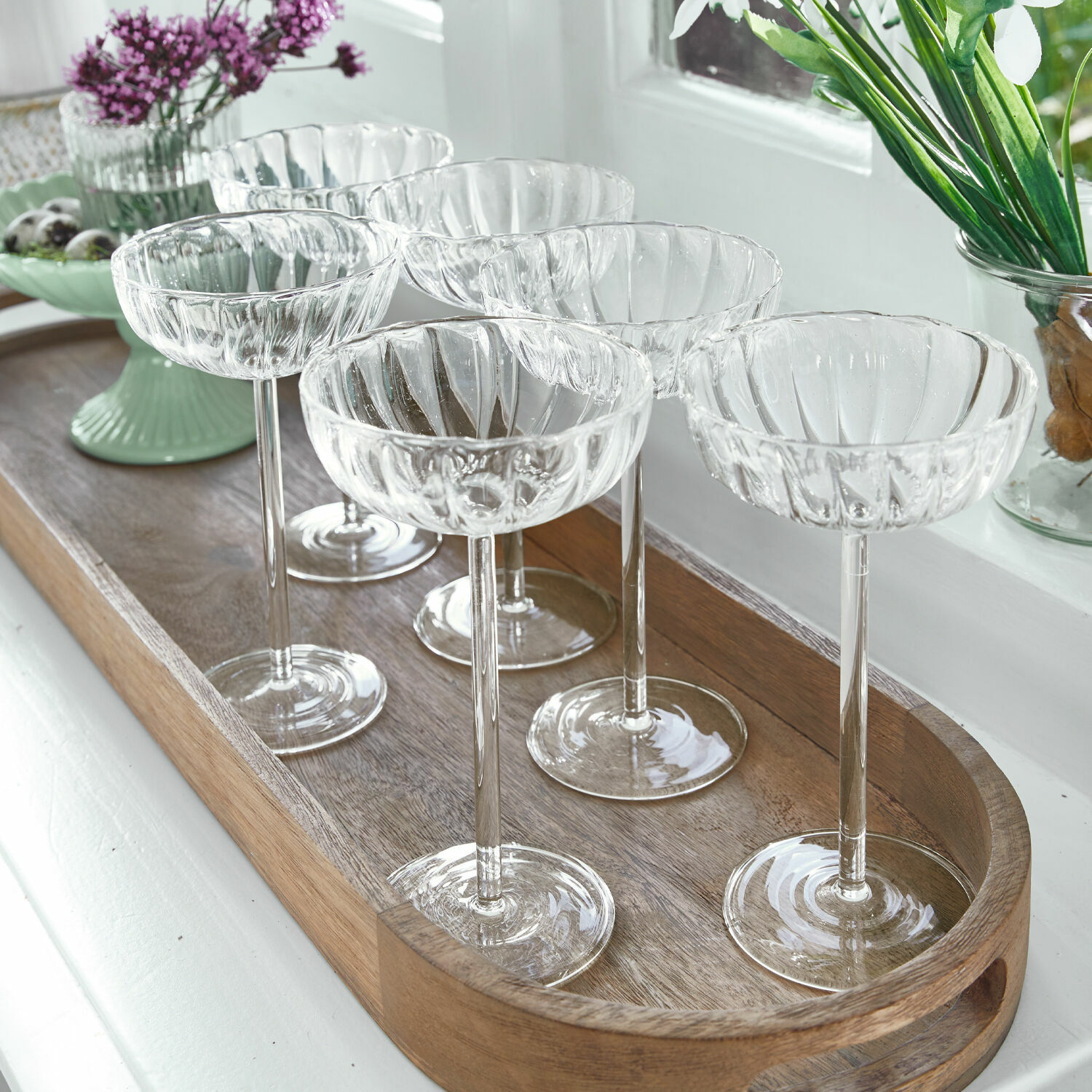 Set de 6 vasos Bavella Conjunto de seis copas de cóctel transparentes de vidrio estriado sobre bandeja de madera