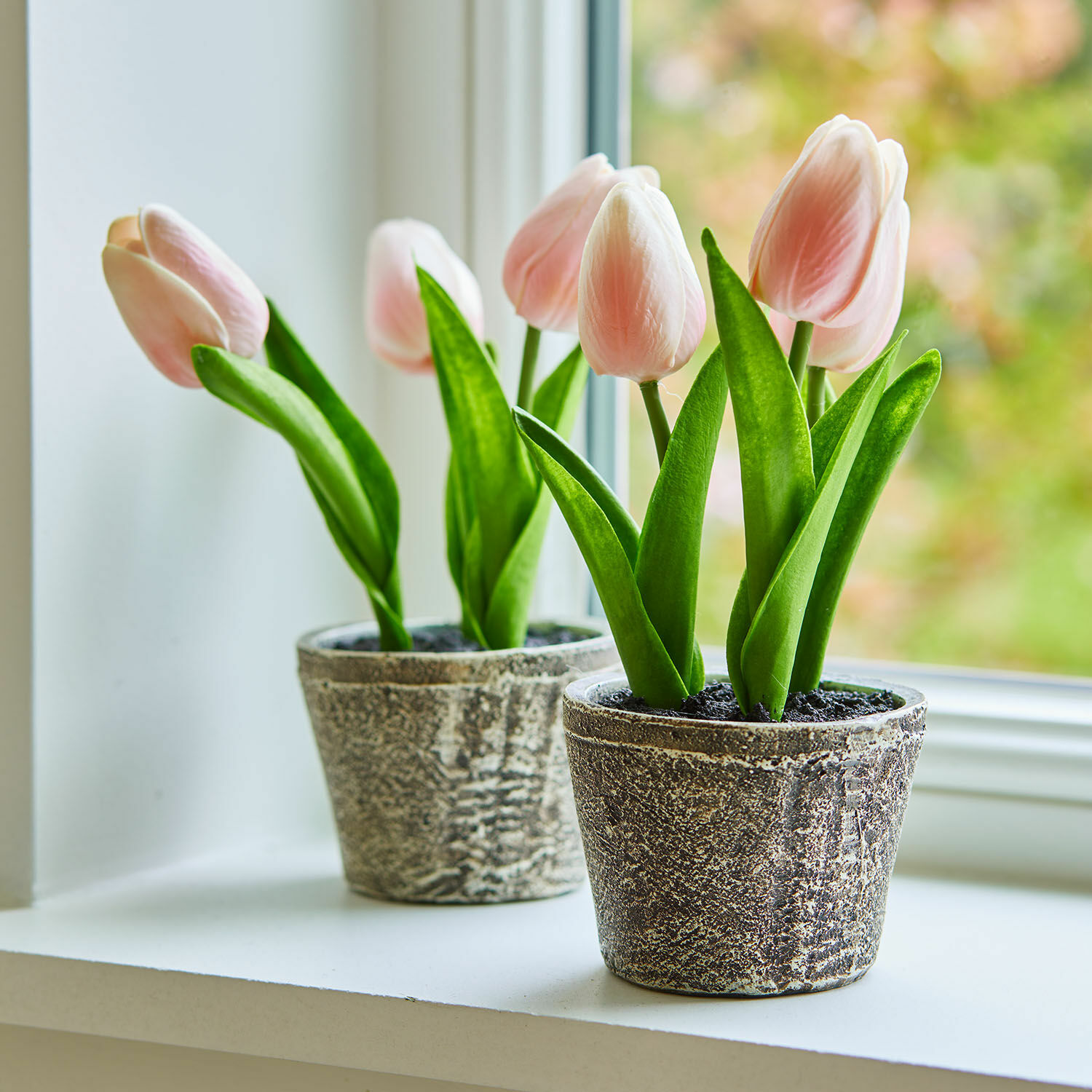 Set de 2 tulipanes decorativos Zéphine Tulipanes rosas delicados en macetas de piedra gris sobre el alféizar, decoración primaveral