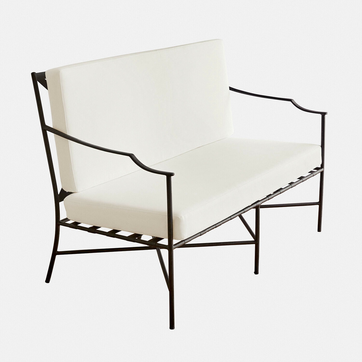 Sofá moderno con estructura metálica negra y cojines blancos, diseño minimalista para salón