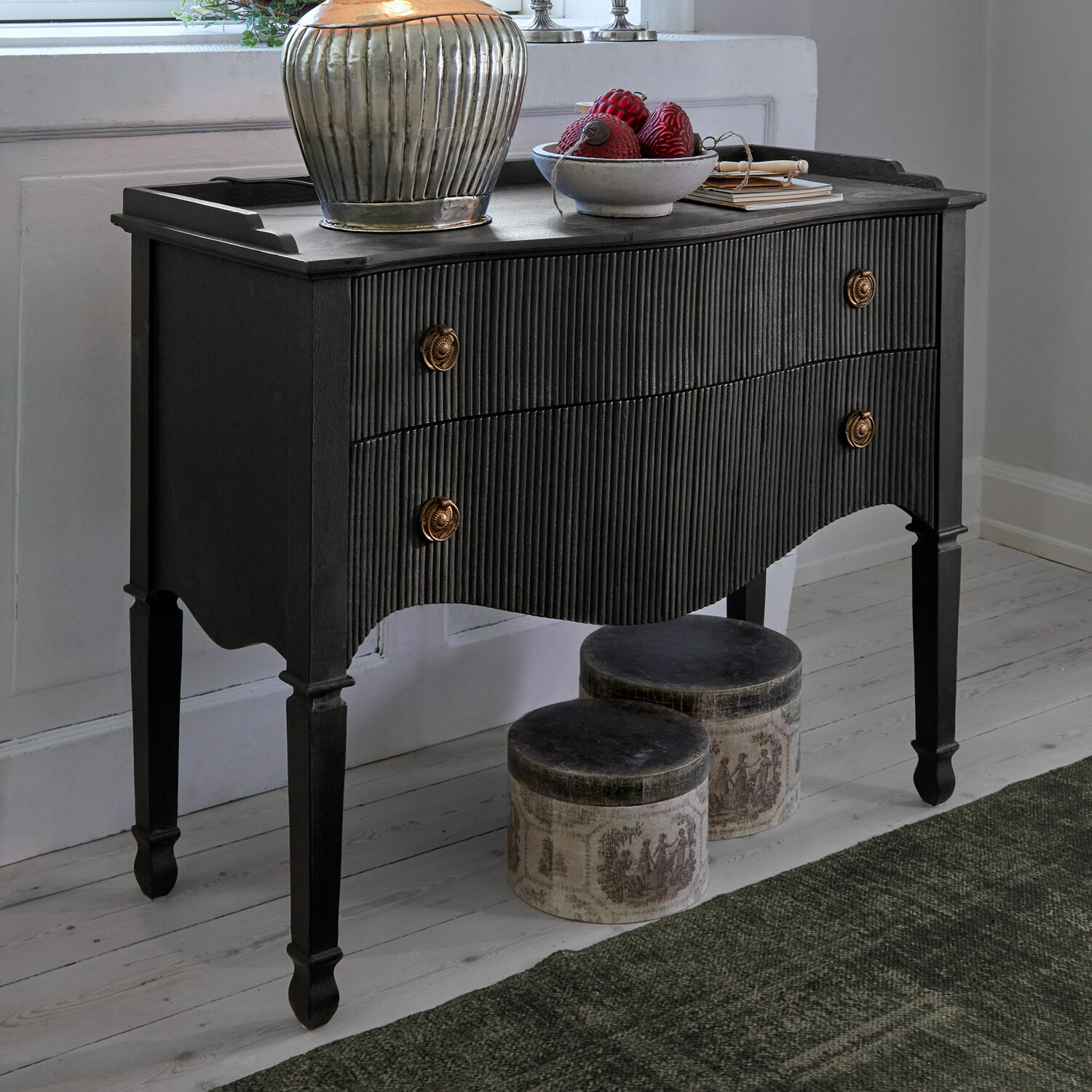 Cómoda Boissiére Cómoda negra de madera con frentes acanalados y tiradores de latón estilo vintage