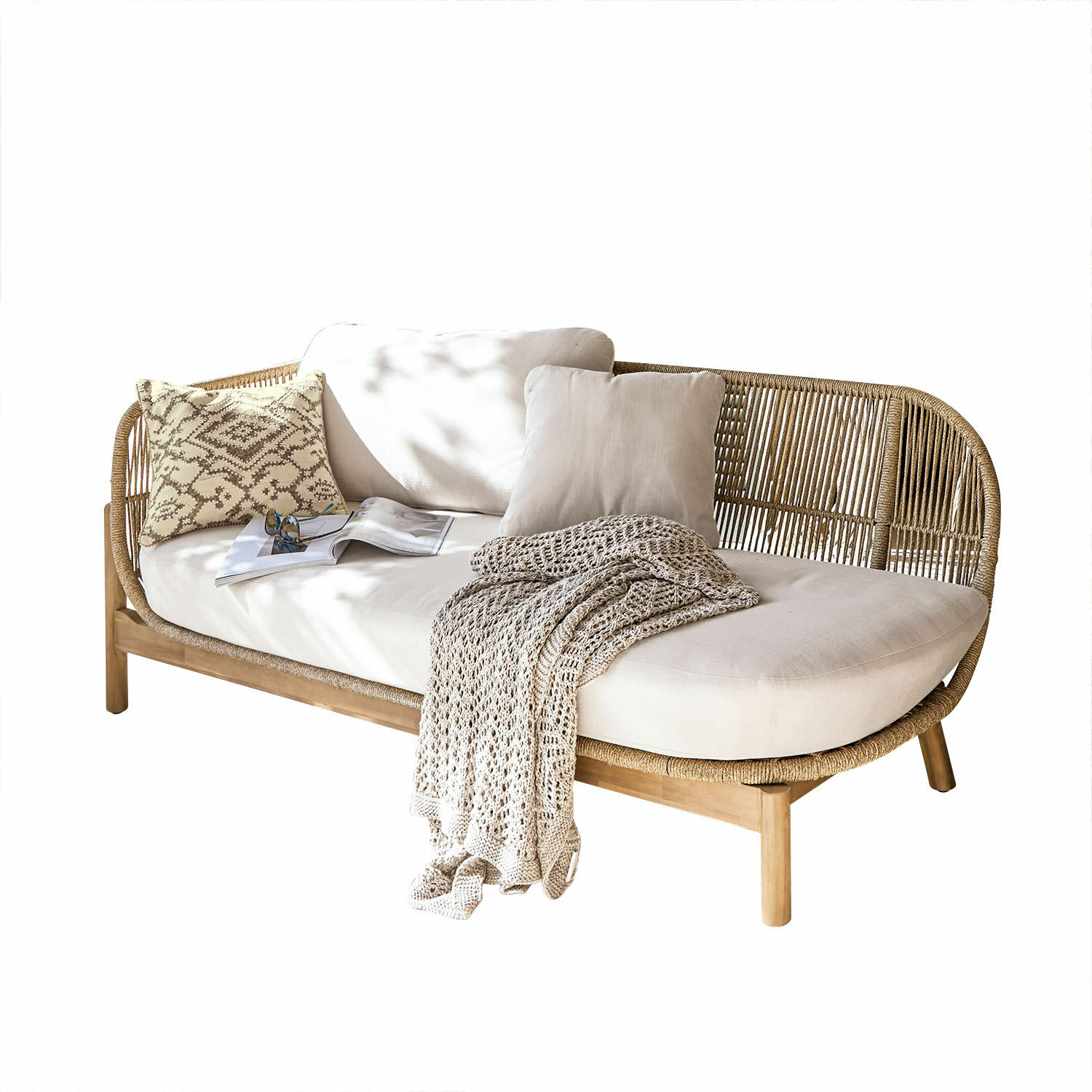 Chaise longue FSC®-100% Belvidere Sofá de ratán y madera con cojines crema y manta de punto para salón acogedor