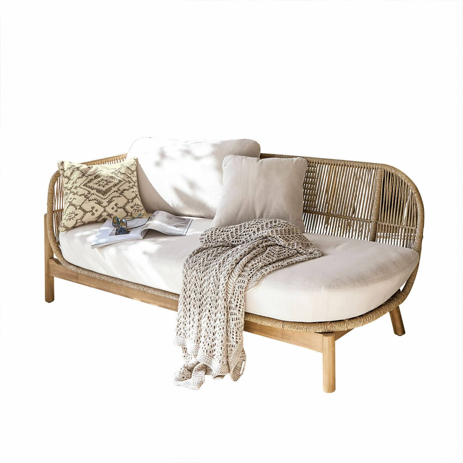 Chaise longue FSC®-100% Belvidere Sofá de ratán y madera con cojines crema y manta de punto para salón acogedor