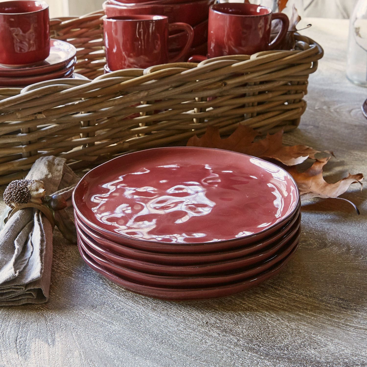 Set de 6 platos de postre Biarré Juego de platos de cerámica roja sobre mesa de madera con decoración otoñal