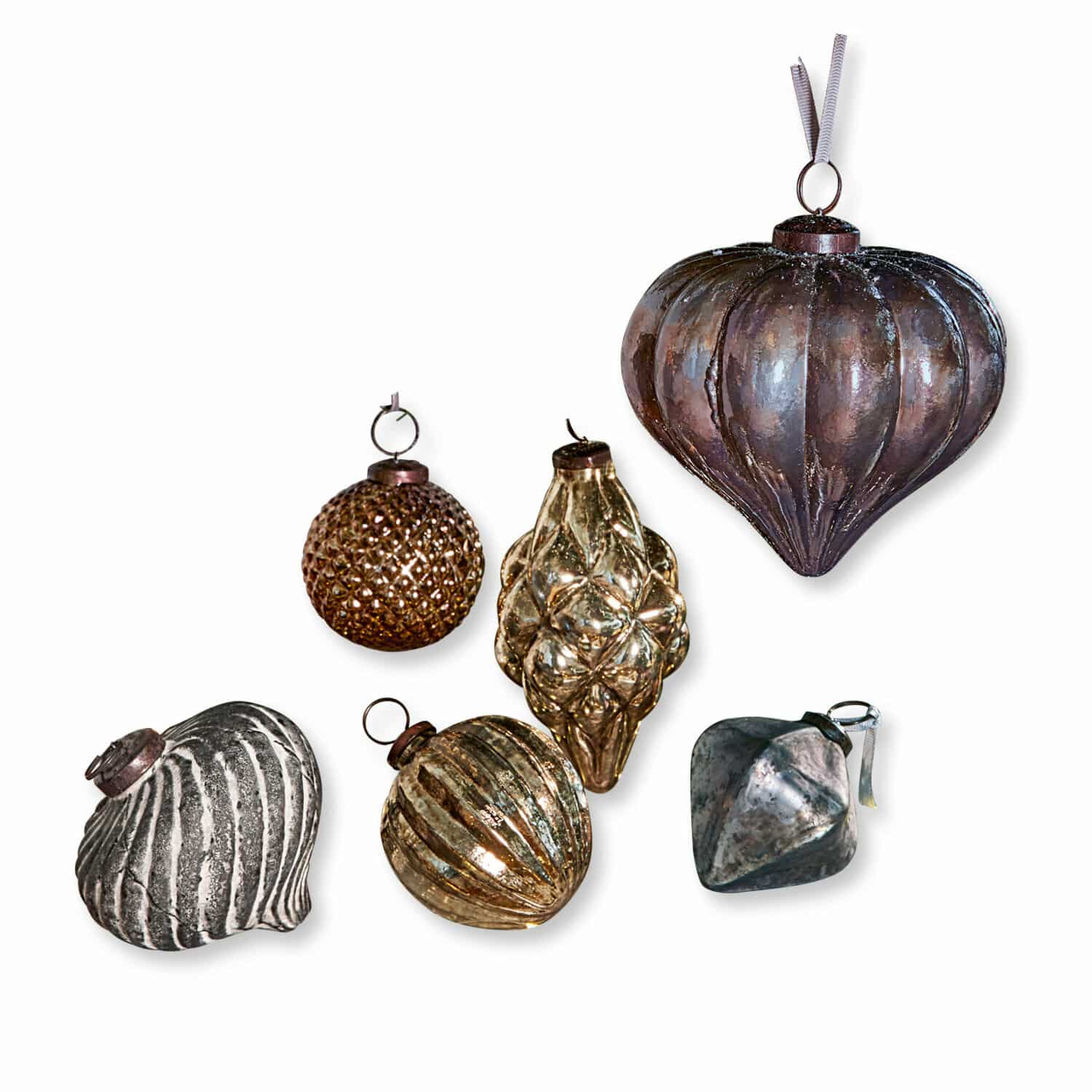 Set de 6 adornos navideños Alva Conjunto de seis adornos navideños metálicos en varios colores y formas para decorar el árbol
