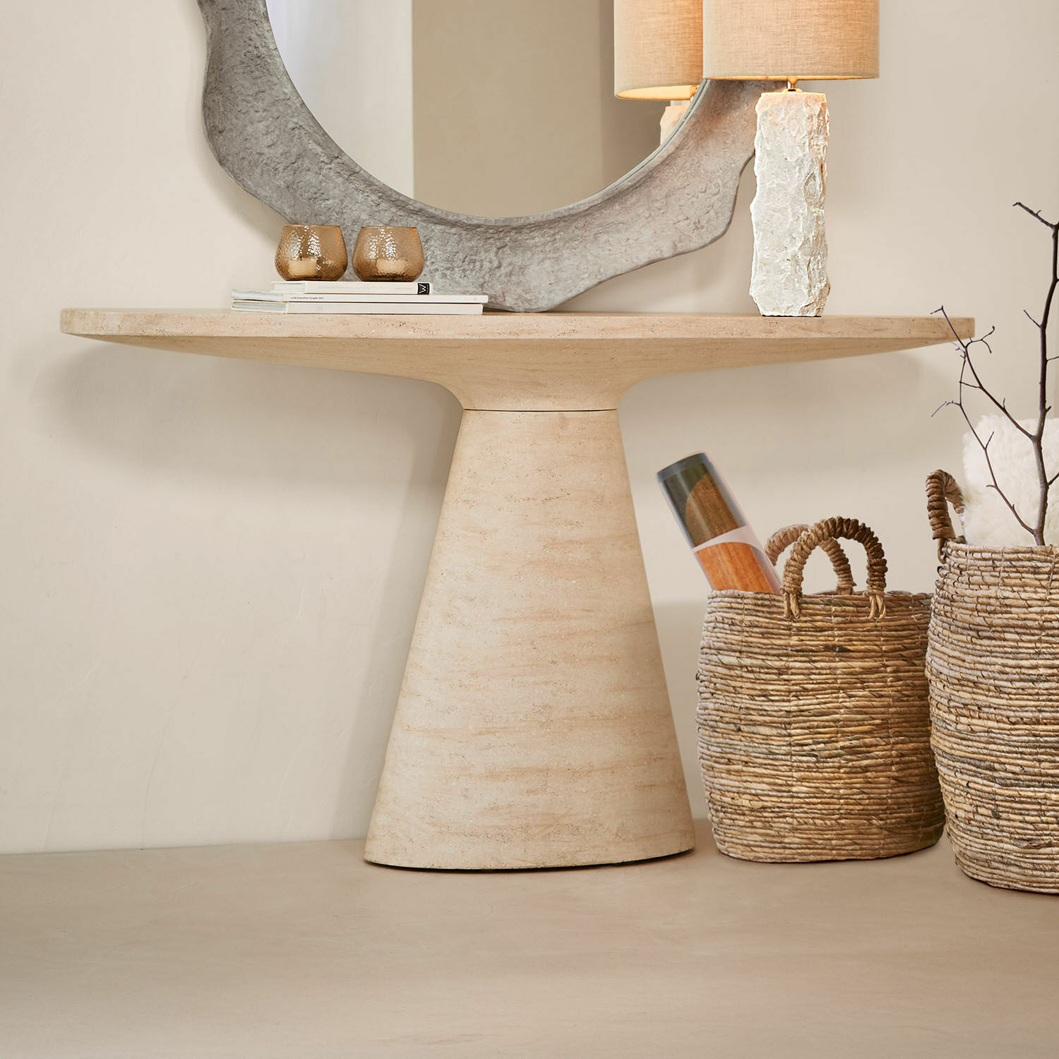Consola Castelano Consola de piedra beige con base cónica, diseño moderno para salón elegante