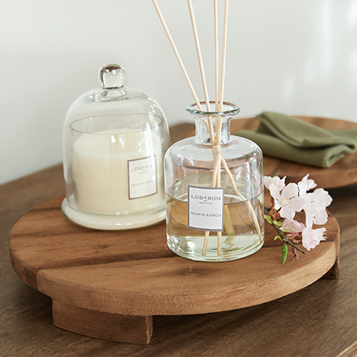 Bandeja redonda de madera con difusor de aroma transparente y vela bajo campana de cristal, decoración de mesa