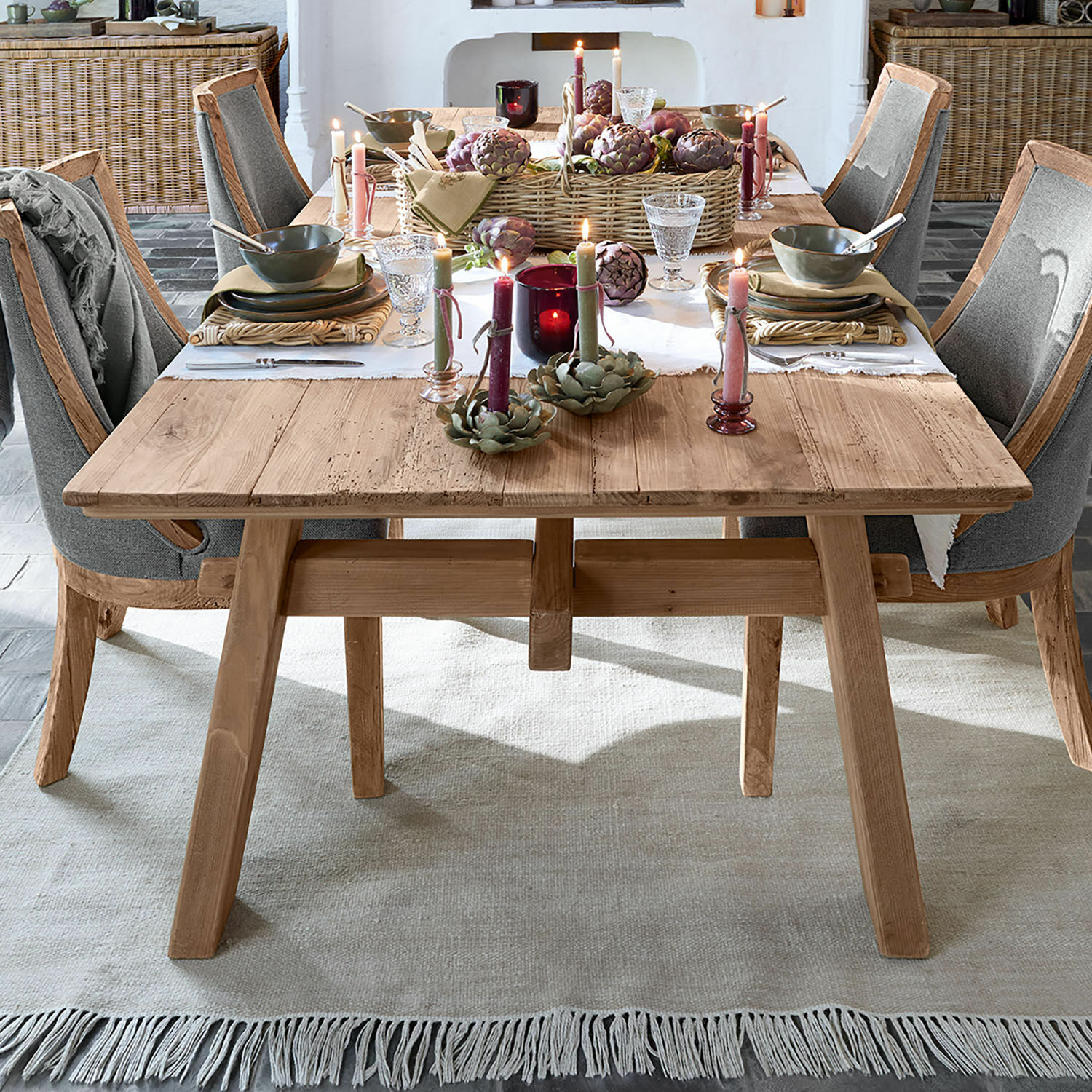 Mesa de comedor Wilevor Mesa de comedor de madera natural con sillas grises y decoración con velas