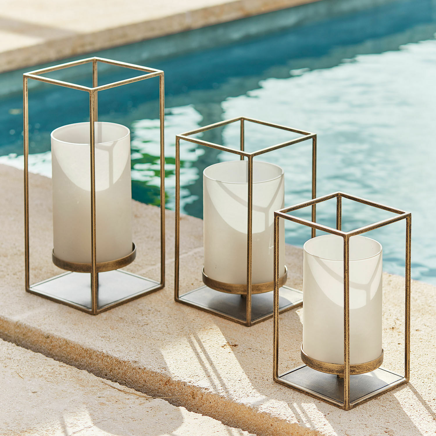 Set de 3 portavelas Vauxandre Conjunto de tres faroles de metal en dorado envejecido con pantallas de vidrio blanco para velas