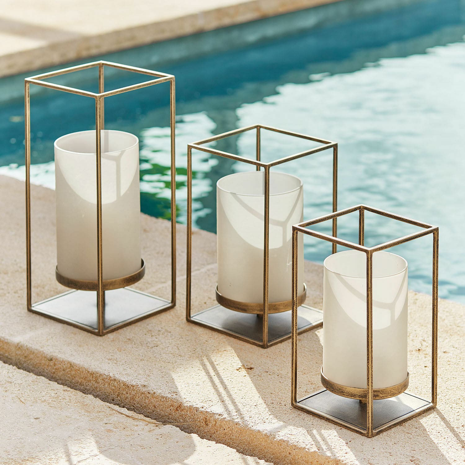 Set de 3 portavelas Vauxandre Conjunto de tres faroles de metal en dorado envejecido con pantallas de vidrio blanco para velas