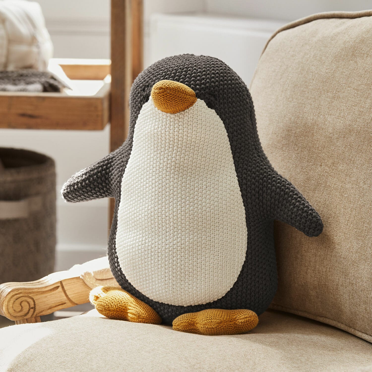 Peluche Jocienne Cojín de pingüino tejido en gris, blanco y amarillo, decoración suave para sala de estar