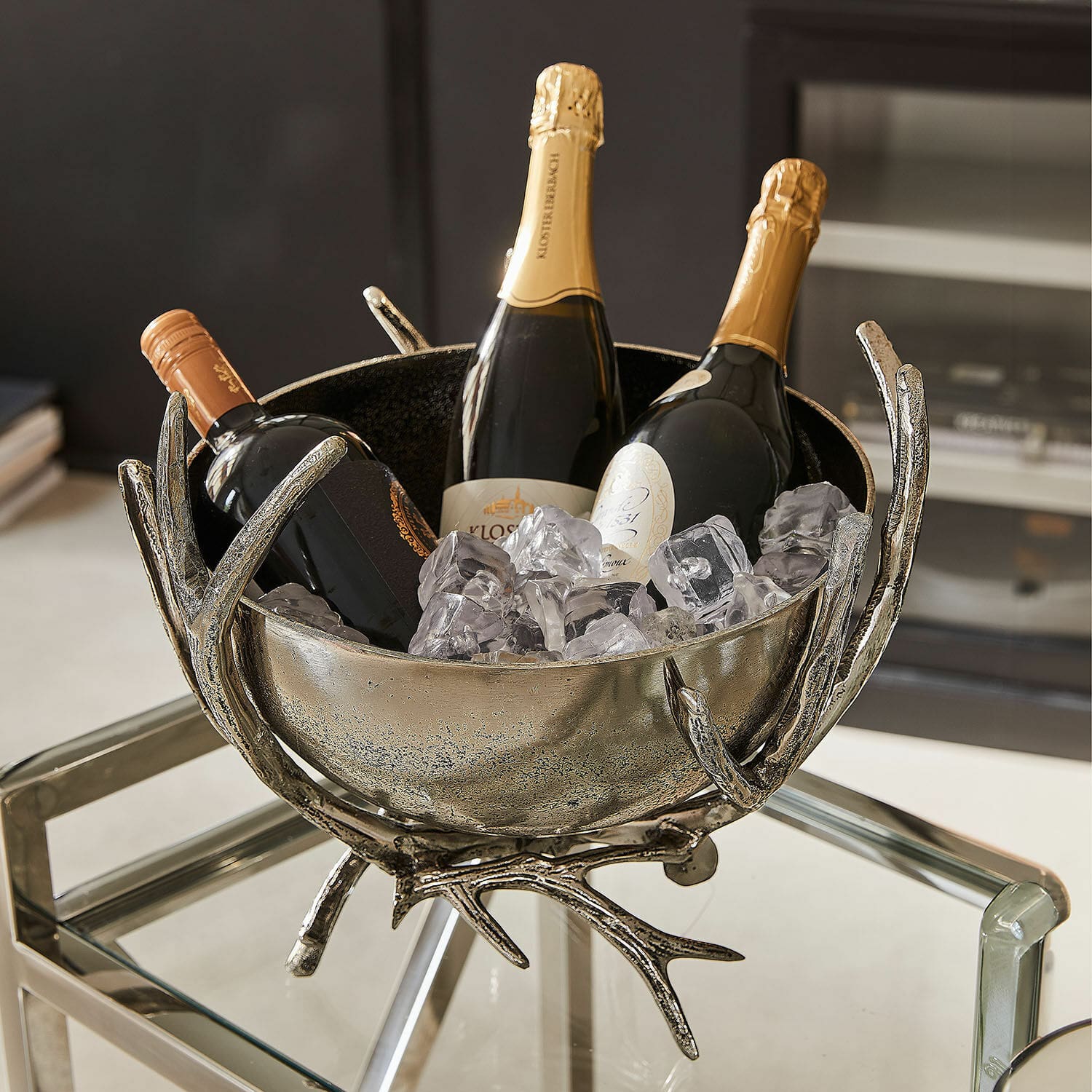 Enfriador de bebidas Amirak Cubitera metálica plateada con diseño de cuernos, con tres botellas de vino y champán