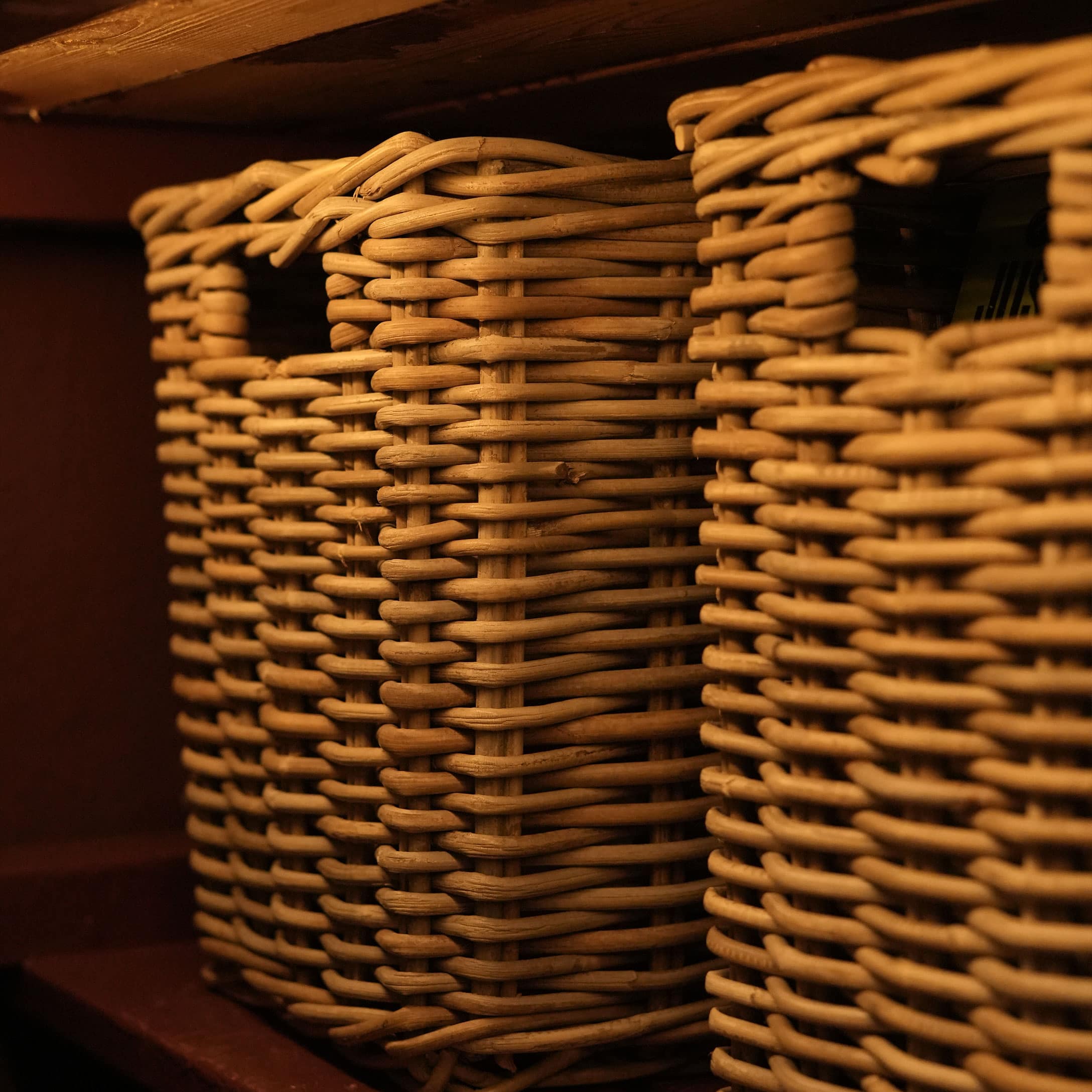 Cesta de mimbre natural en tono beige cálido, ideal para almacenamiento y organización en casa