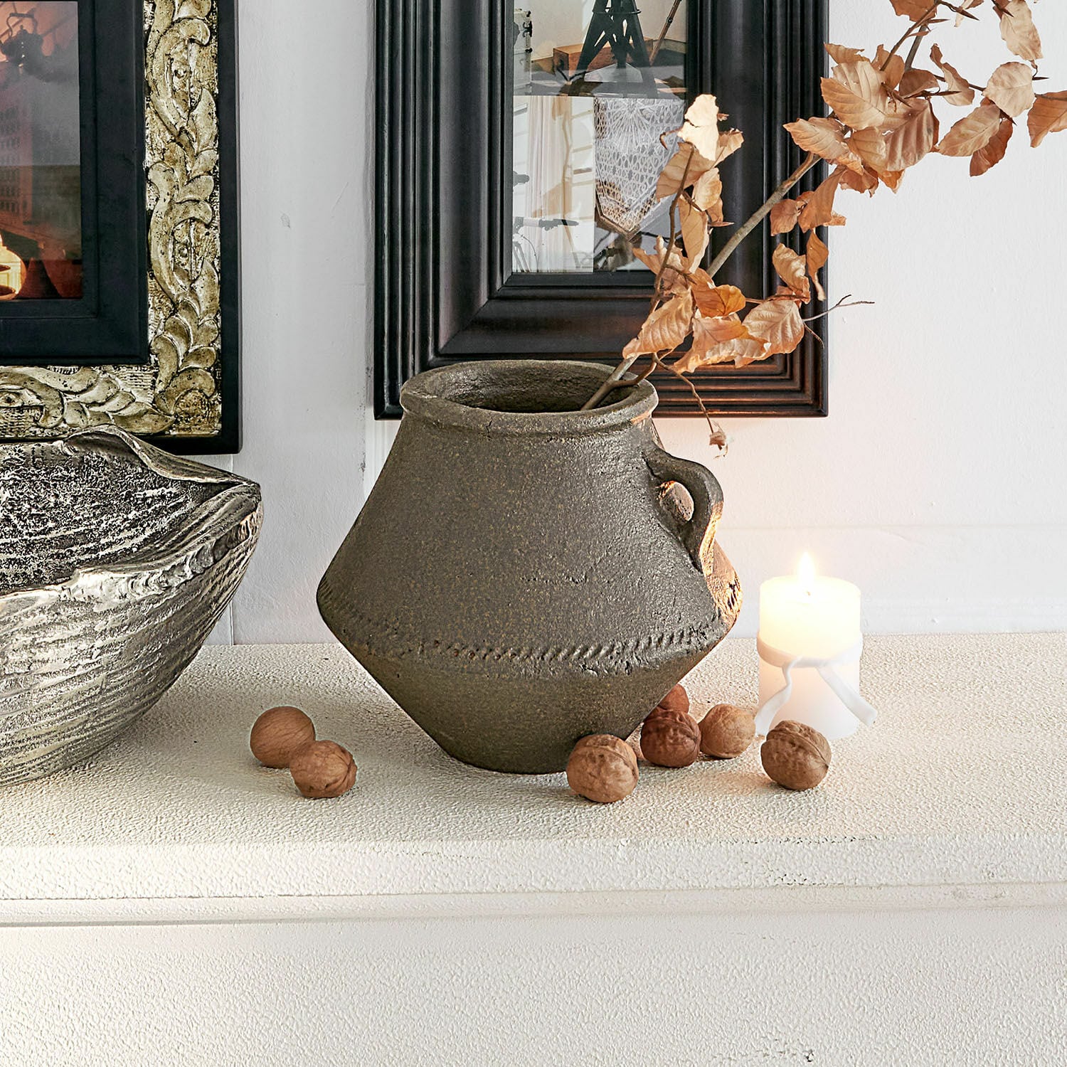 Jarrón Nouvillac Jarrón de cerámica marrón con asa y hojas secas, decoración de mesa con nueces y vela