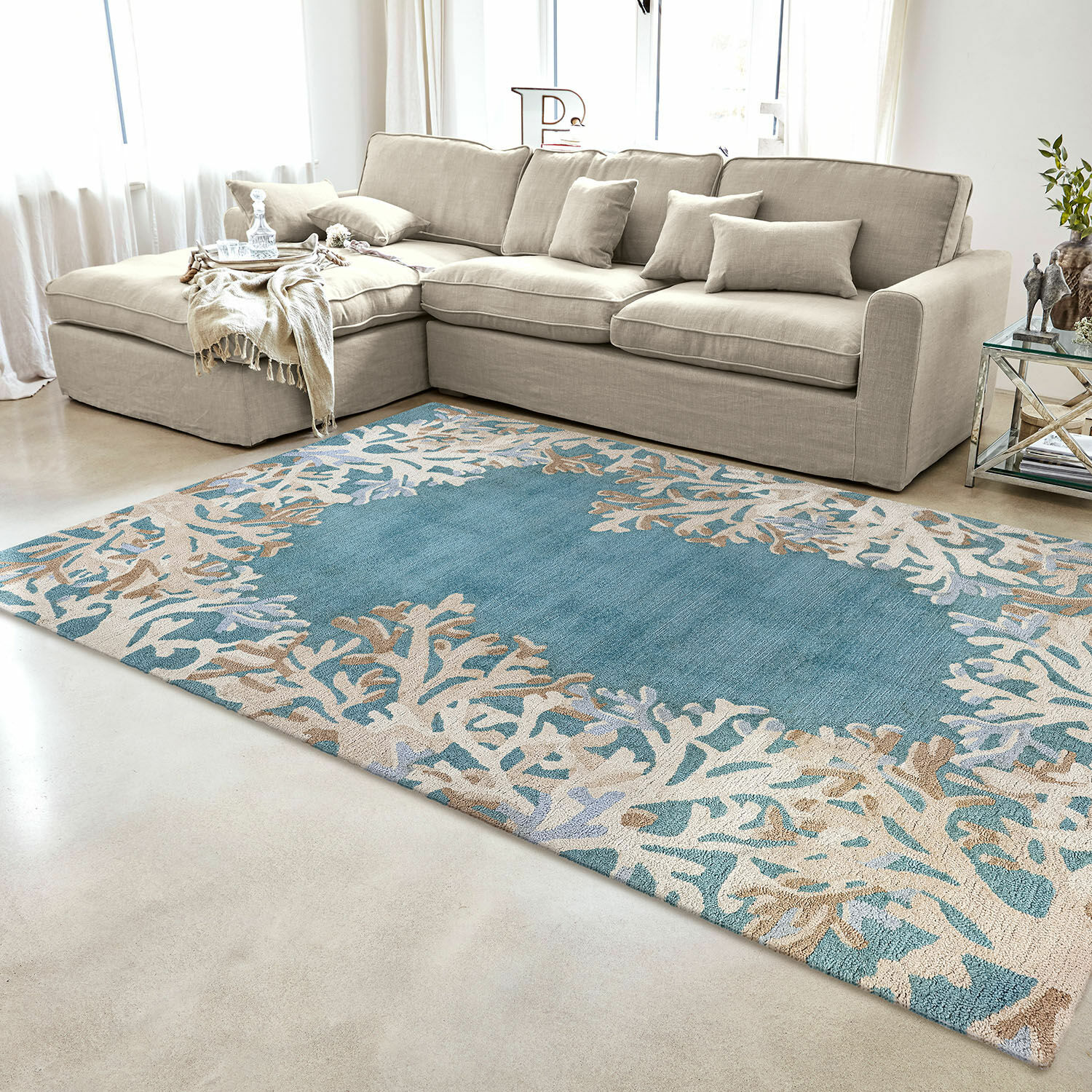 Alfombra para interior y exterior Dorlancourt Alfombra azul y beige con diseño de coral en sala moderna con sofá beige y mesa de cristal