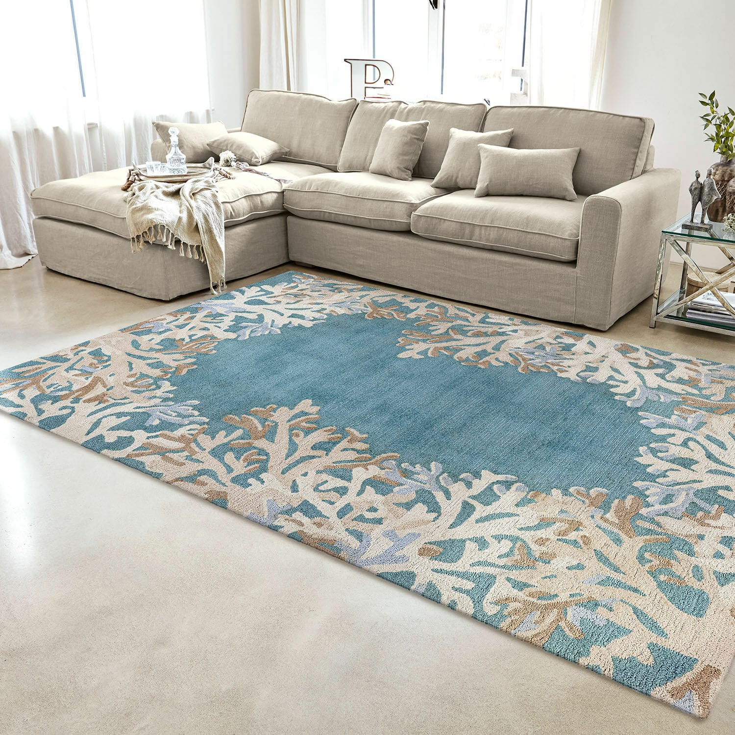 Alfombra para interior y exterior Dorlancourt Alfombra azul y beige con diseño de coral en sala moderna con sofá beige y mesa de cristal