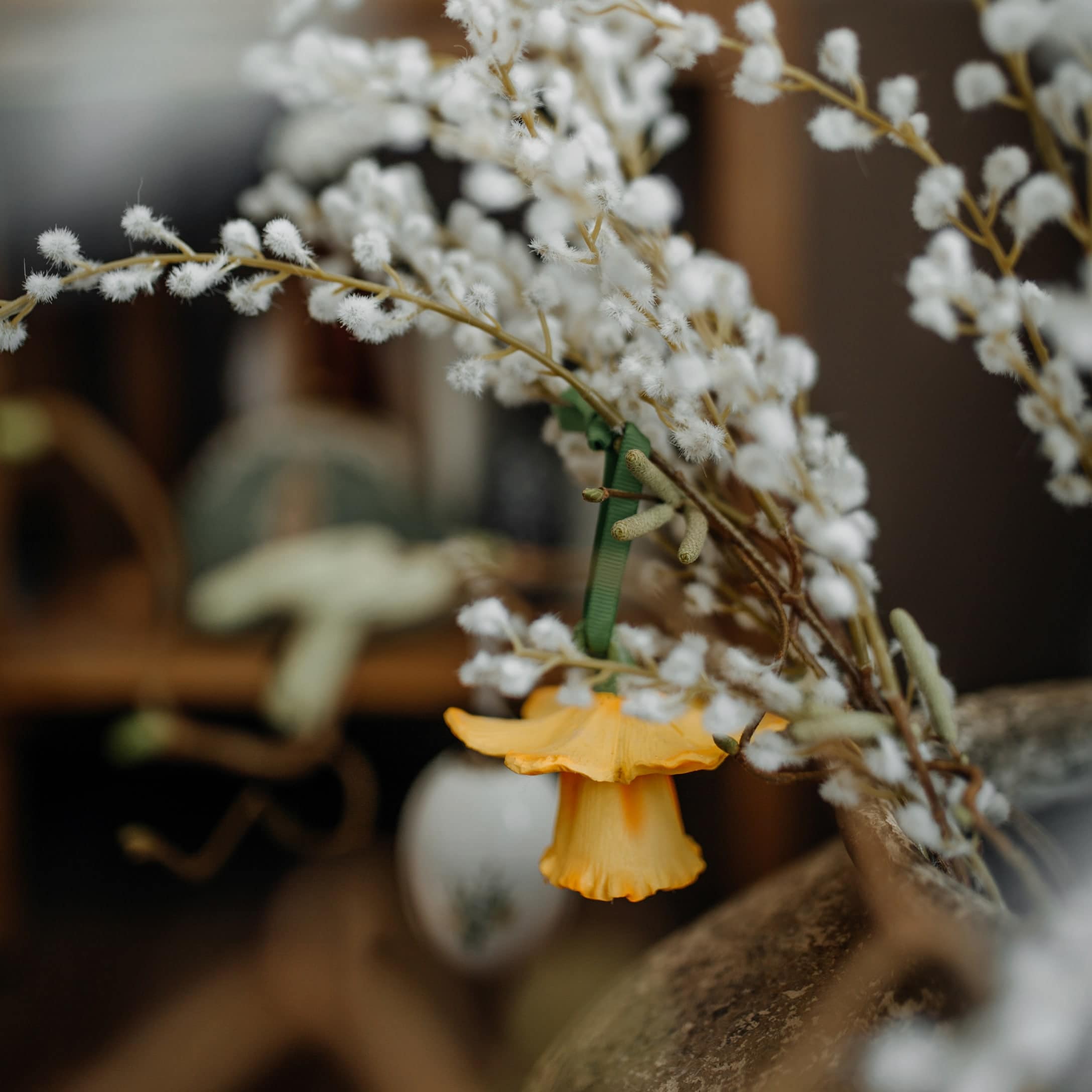 Decoración de Pascua con ramas blancas esponjosas y flor amarilla para interiores