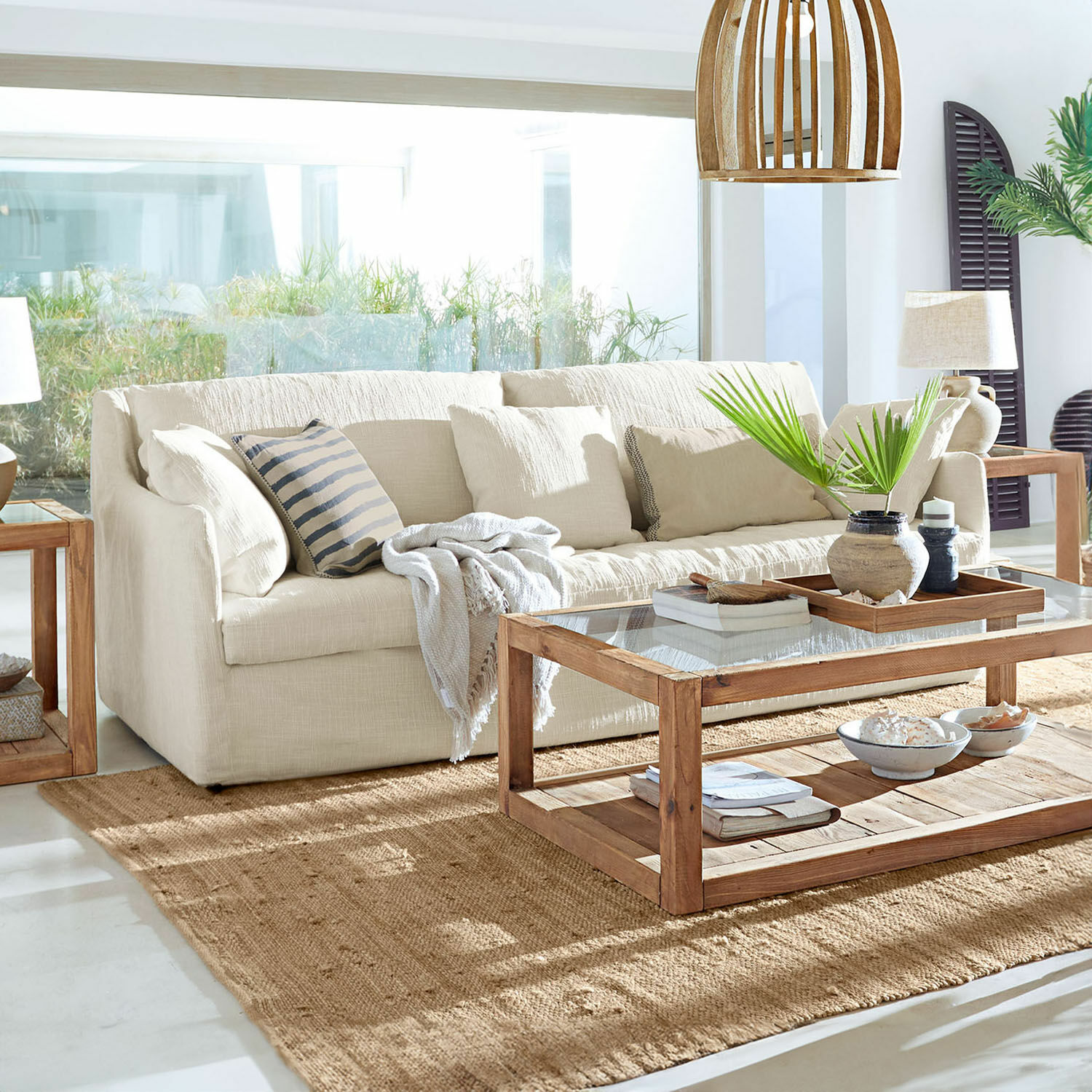 Sofá Shadowfield Sofá beige de tela en sala luminosa con mesa de centro de madera y alfombra natural