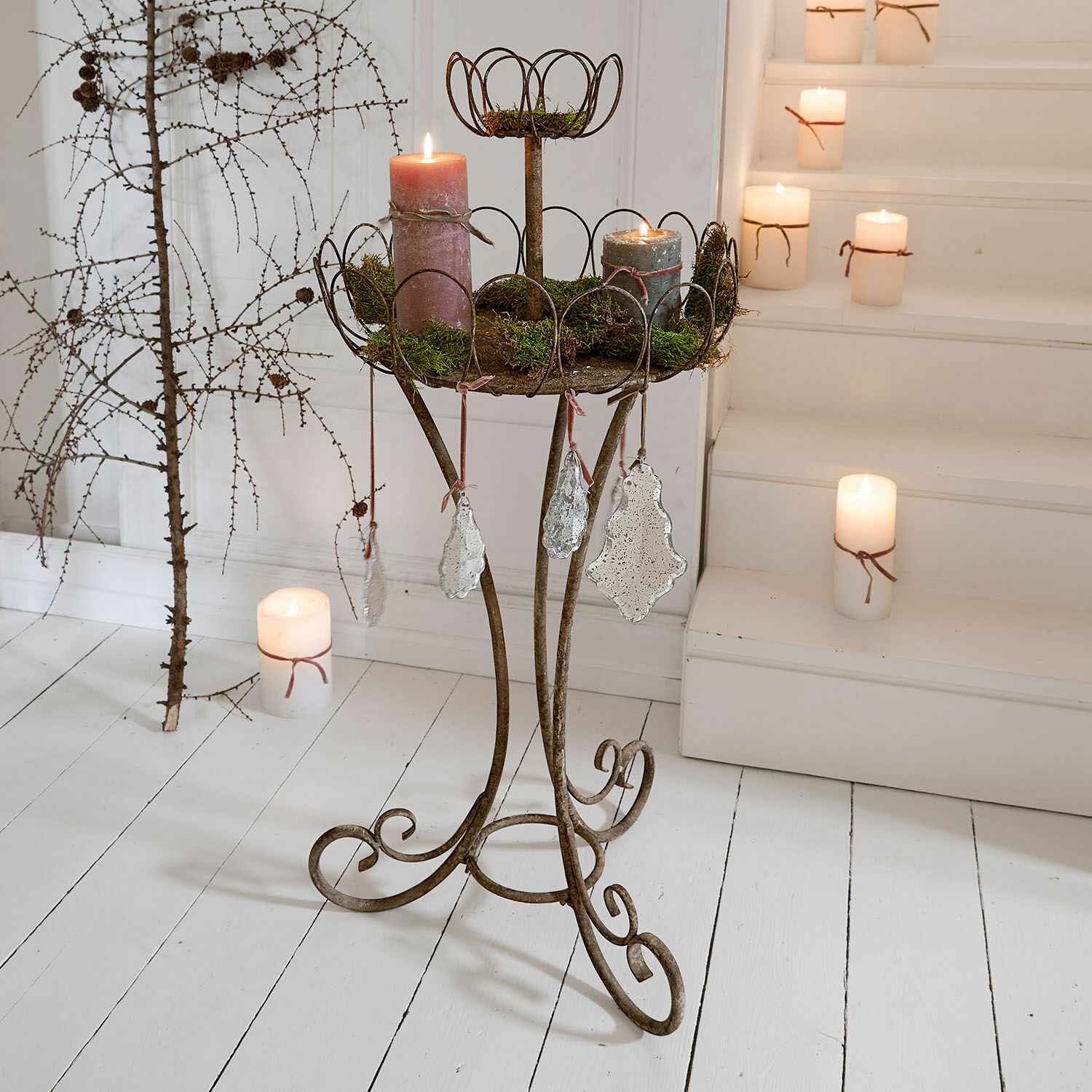 Soporte metálico para velas con adornos colgantes y musgo, diseño rústico para interiores