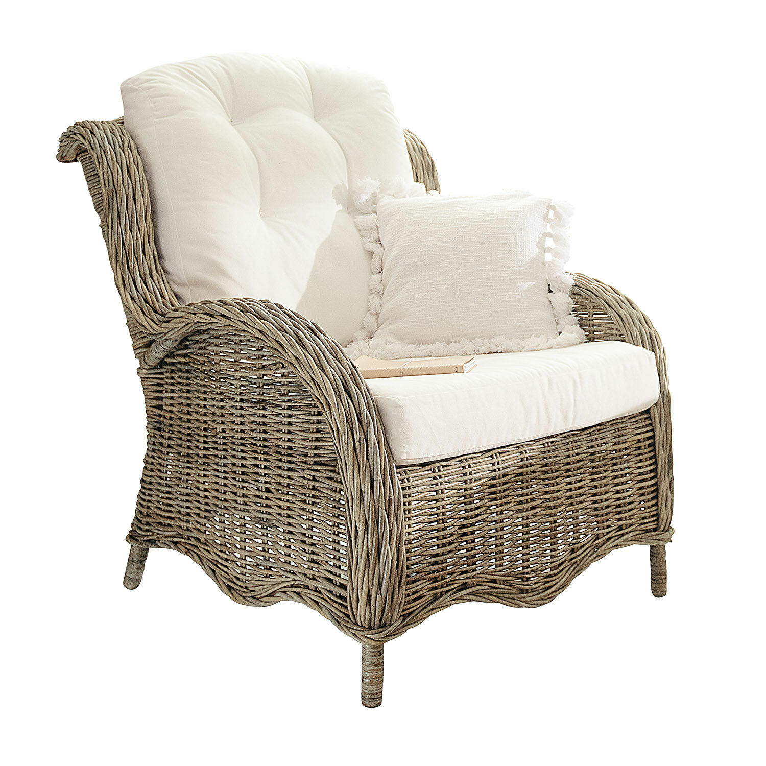 Sillón Hailee Sillón de ratán en color natural con cojín blanco suave y cojín decorativo con flecos