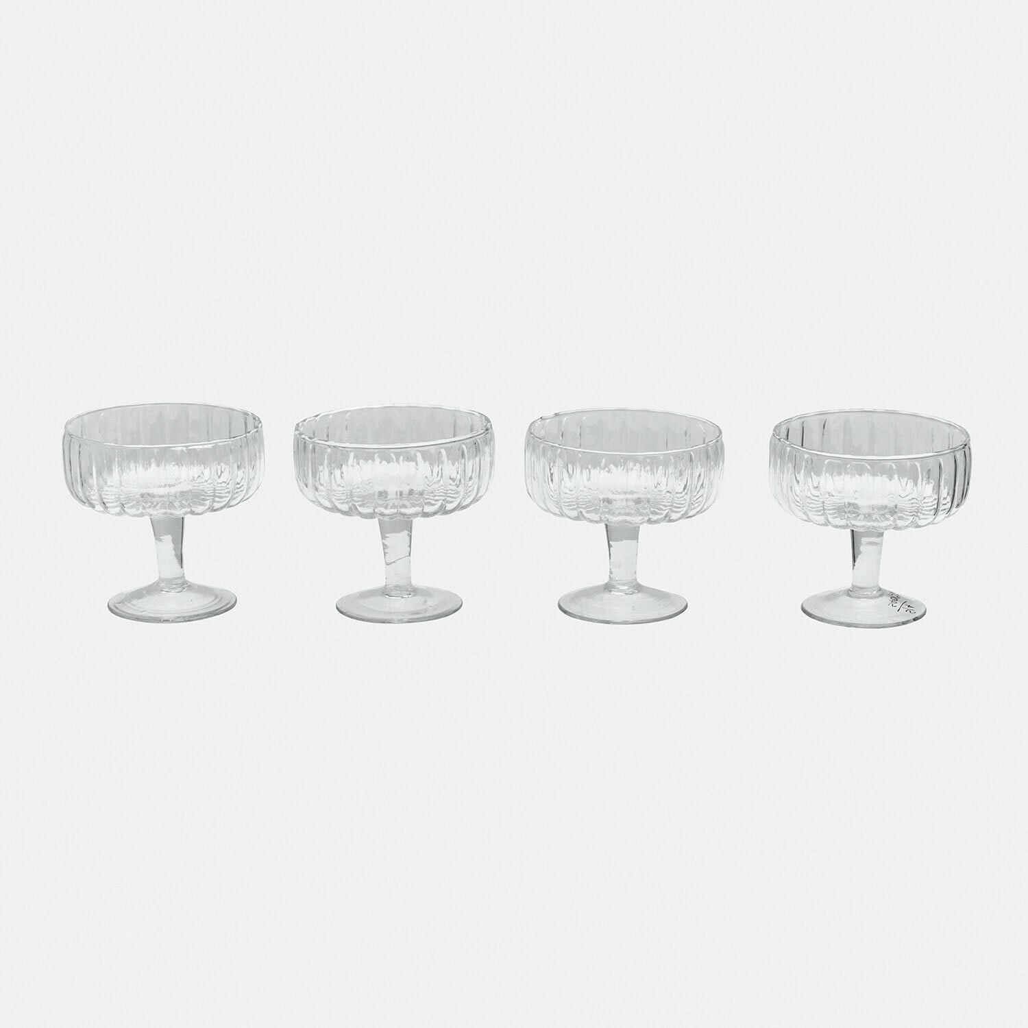 Conjunto de cuatro copas transparentes de vidrio estriado para postres y bebidas elegantes