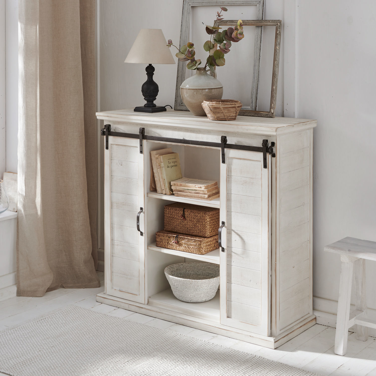 Cómoda Perrin Aparador de madera blanca con puertas correderas y estantes, estilo rústico para salón