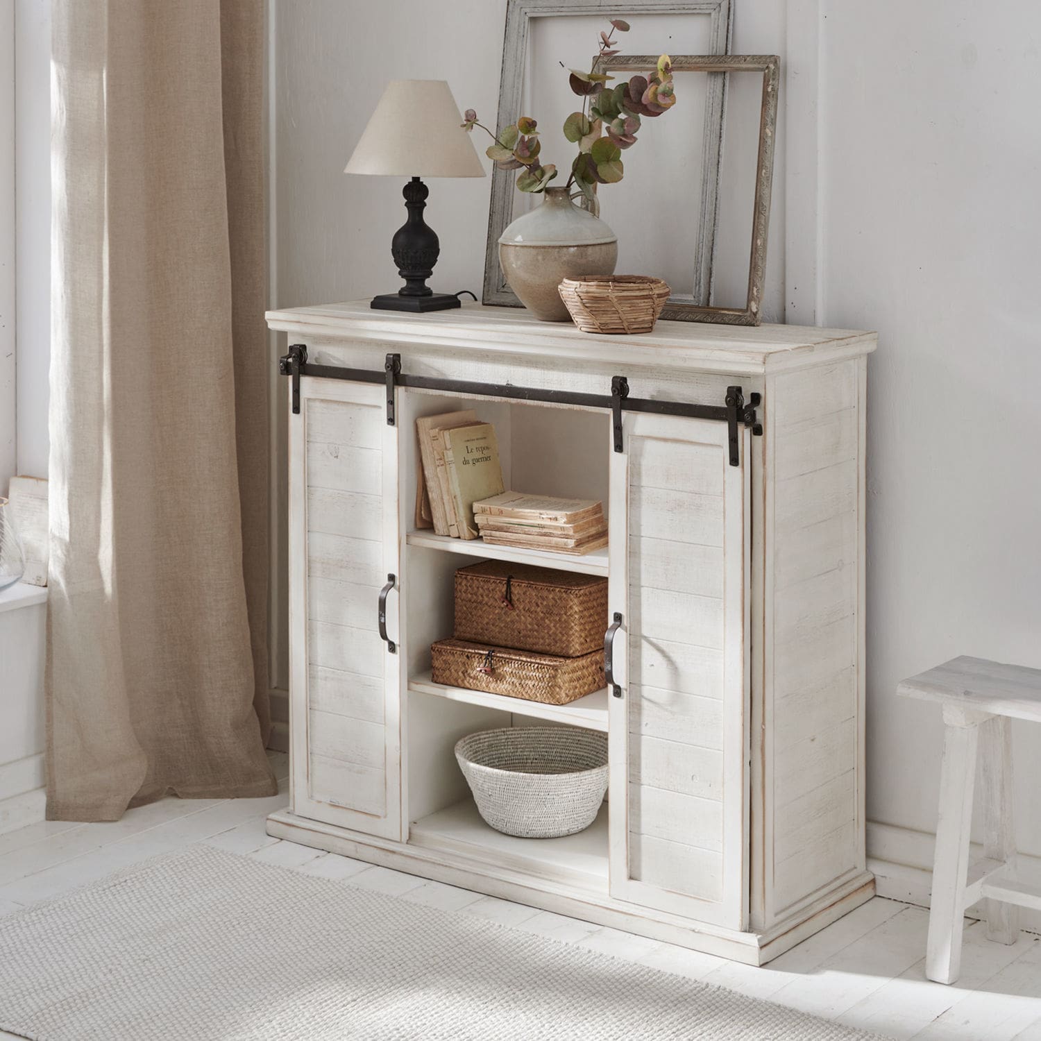 Cómoda Perrin Aparador de madera blanca con puertas correderas y estantes, estilo rústico para salón
