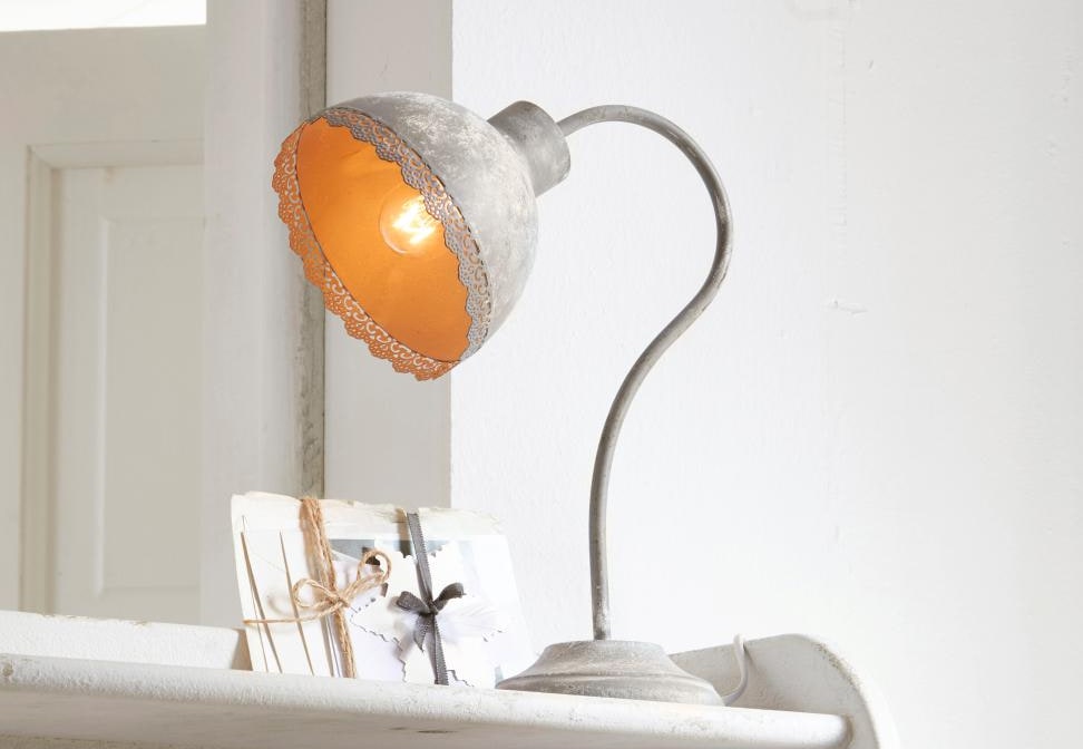Lámpara de mesa de metal estilo shabby chic con interior naranja decorativo, luz vintage para decoración